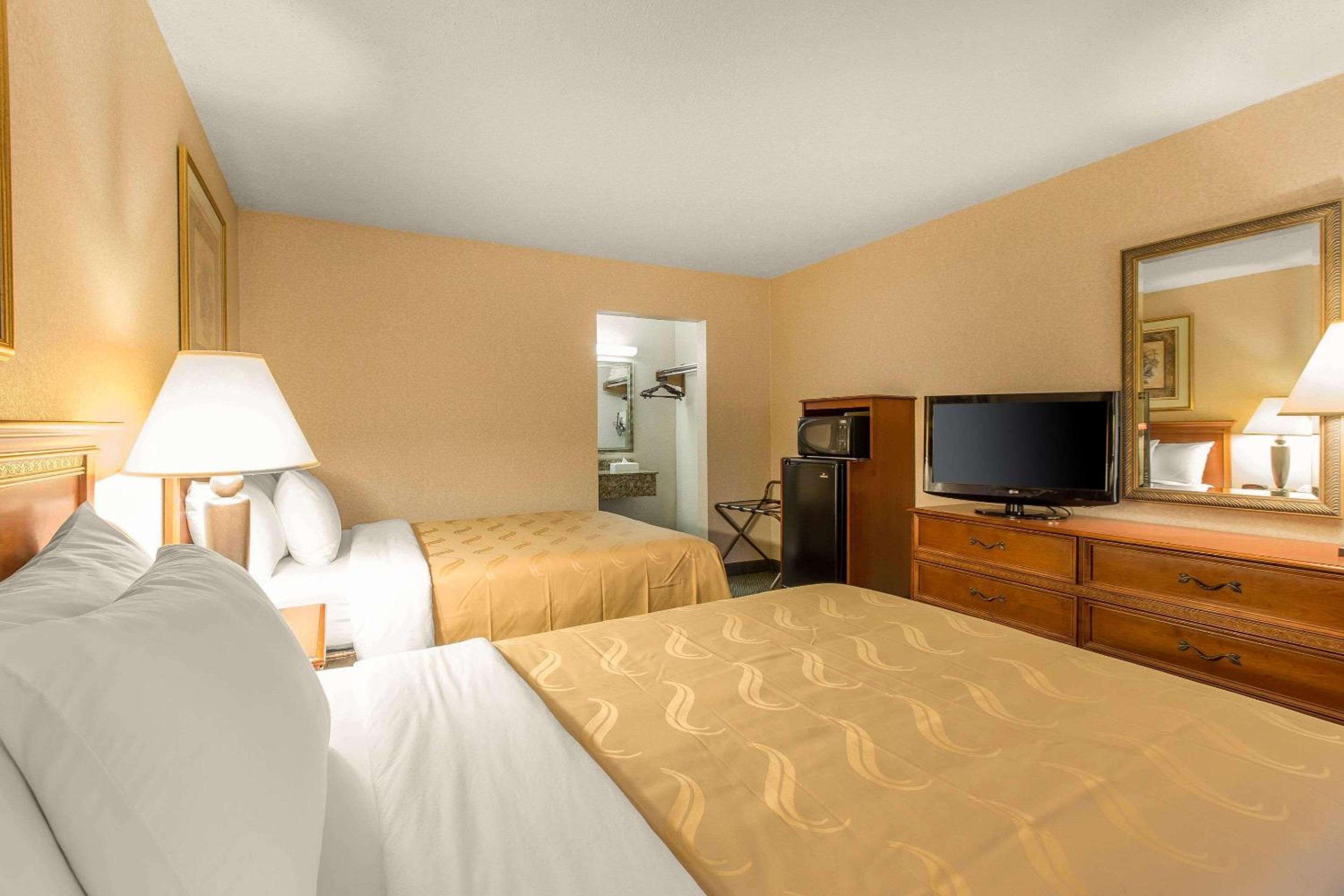 Double Room with Two Double Beds - Smoking - Photo 1