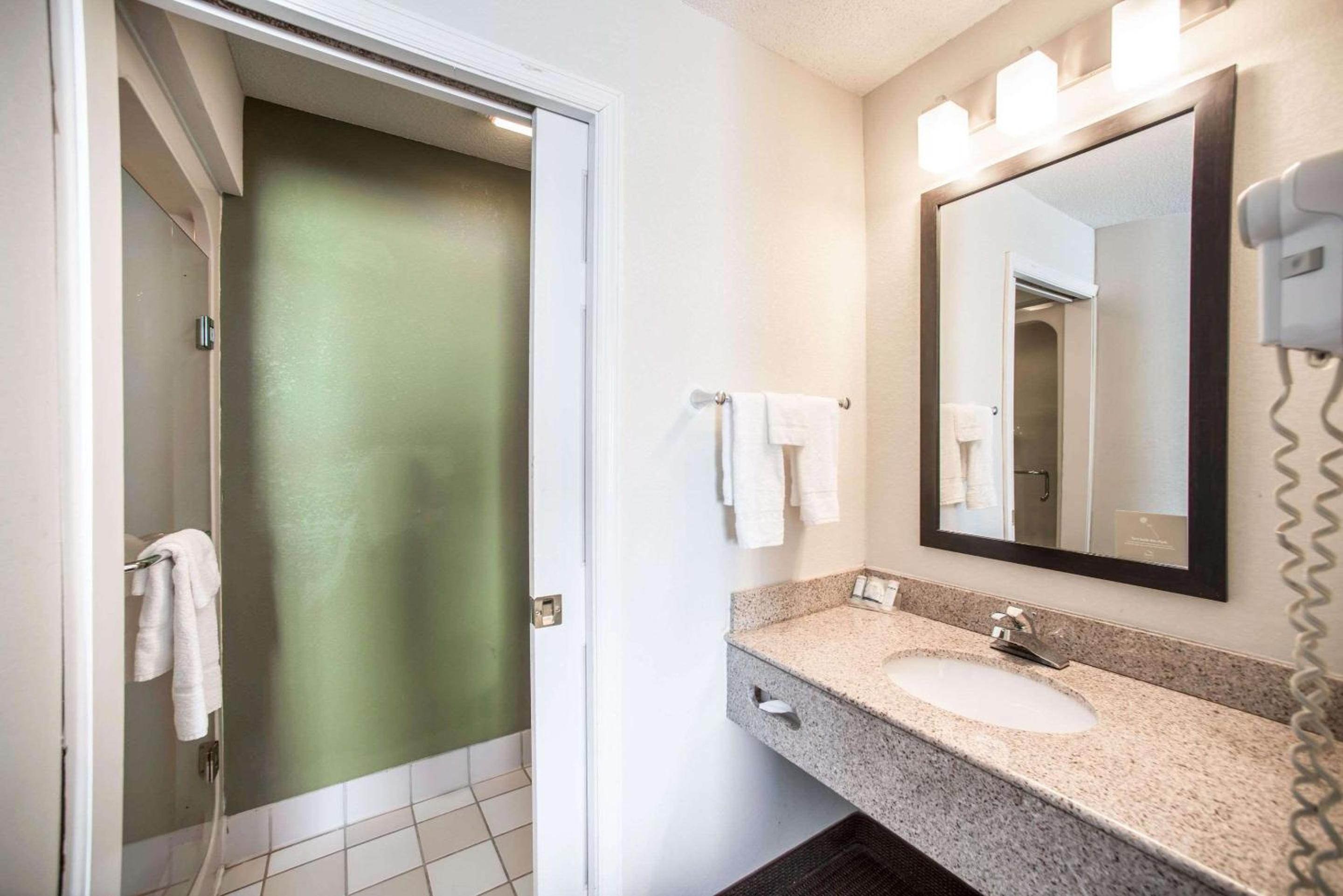 King Room - Disability Access/Non-Smoking - Photo 4