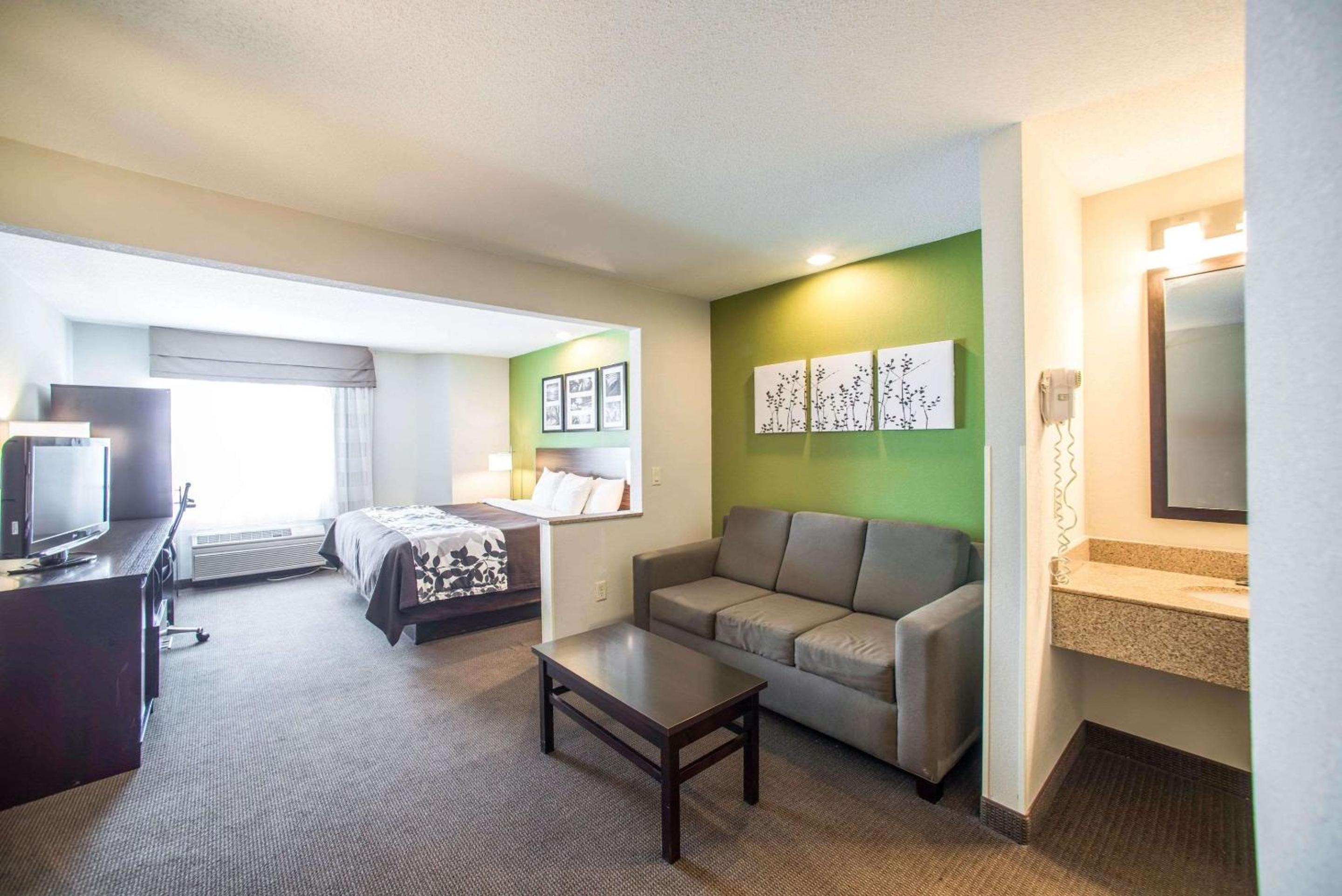 King Suite - Non-Smoking - Photo 2