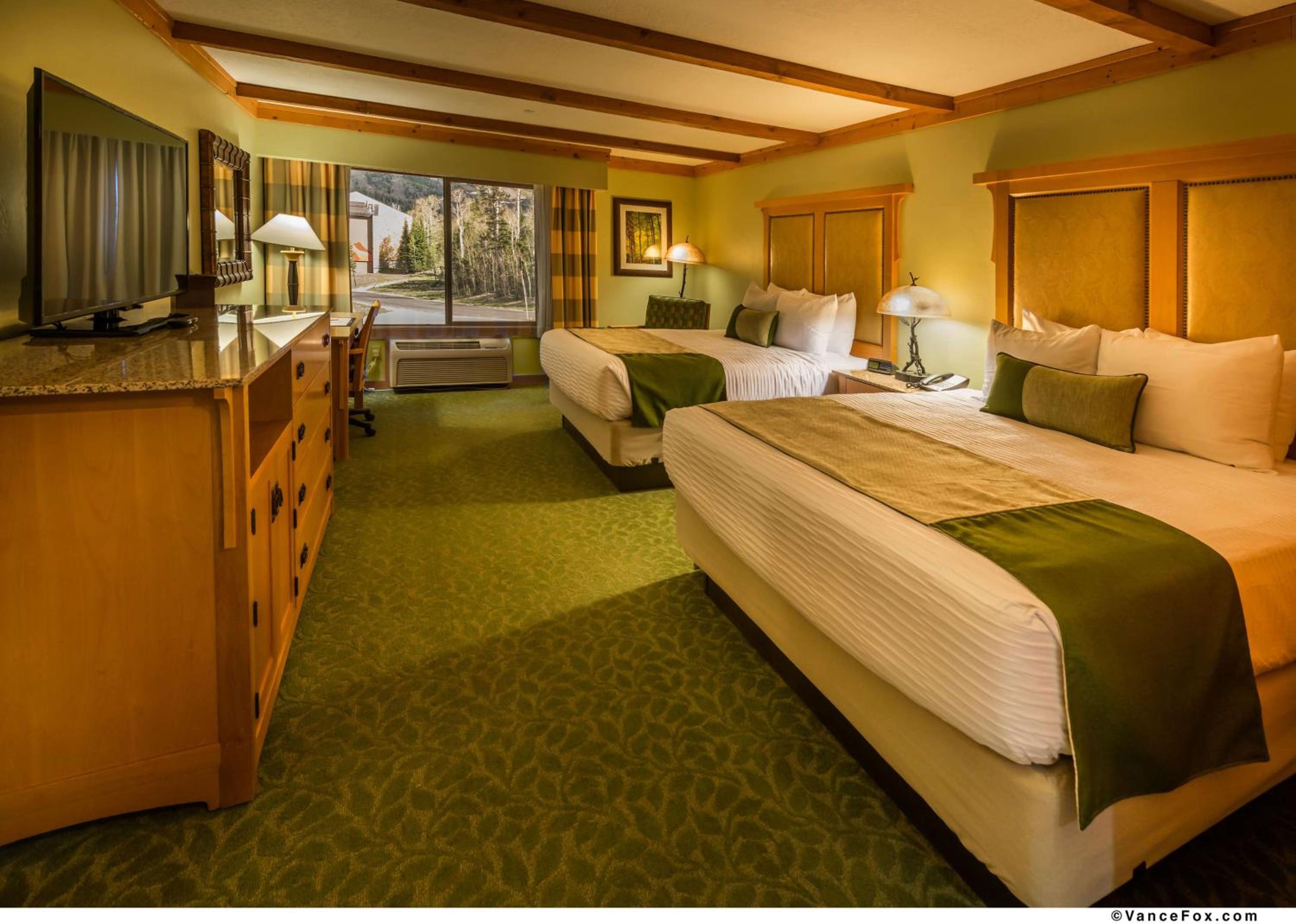 Queen Room with Two Queen Beds - Non-Smoking - Photo 5