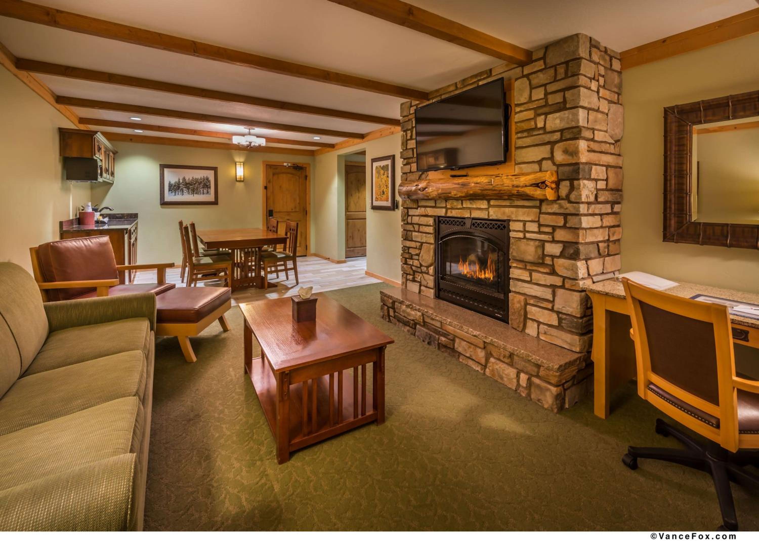 Family Suite with Two Queen Beds with Sofa Bed - Non-Smoking - Photo 1