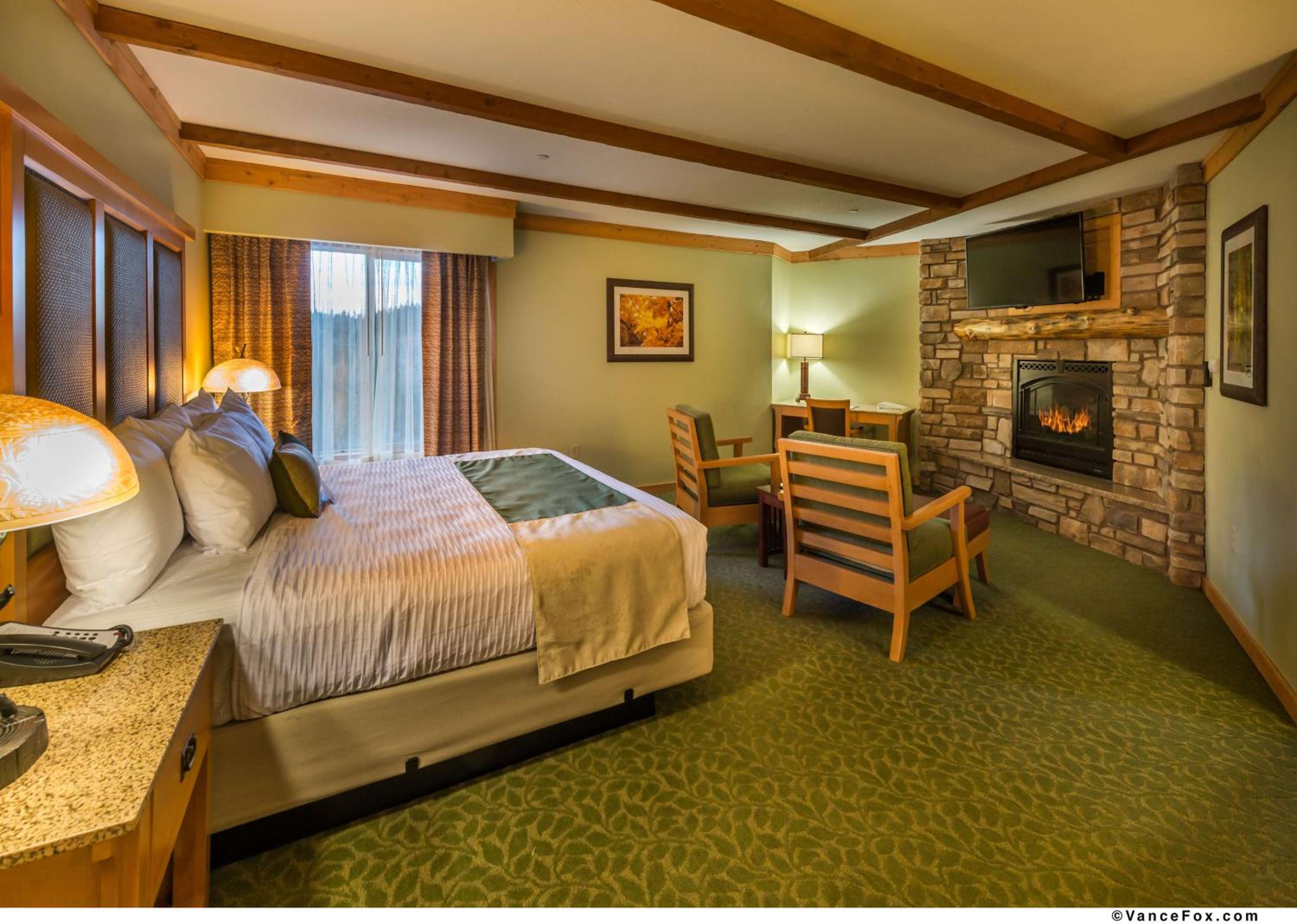 Large King Room with Fireplace - Photo 1