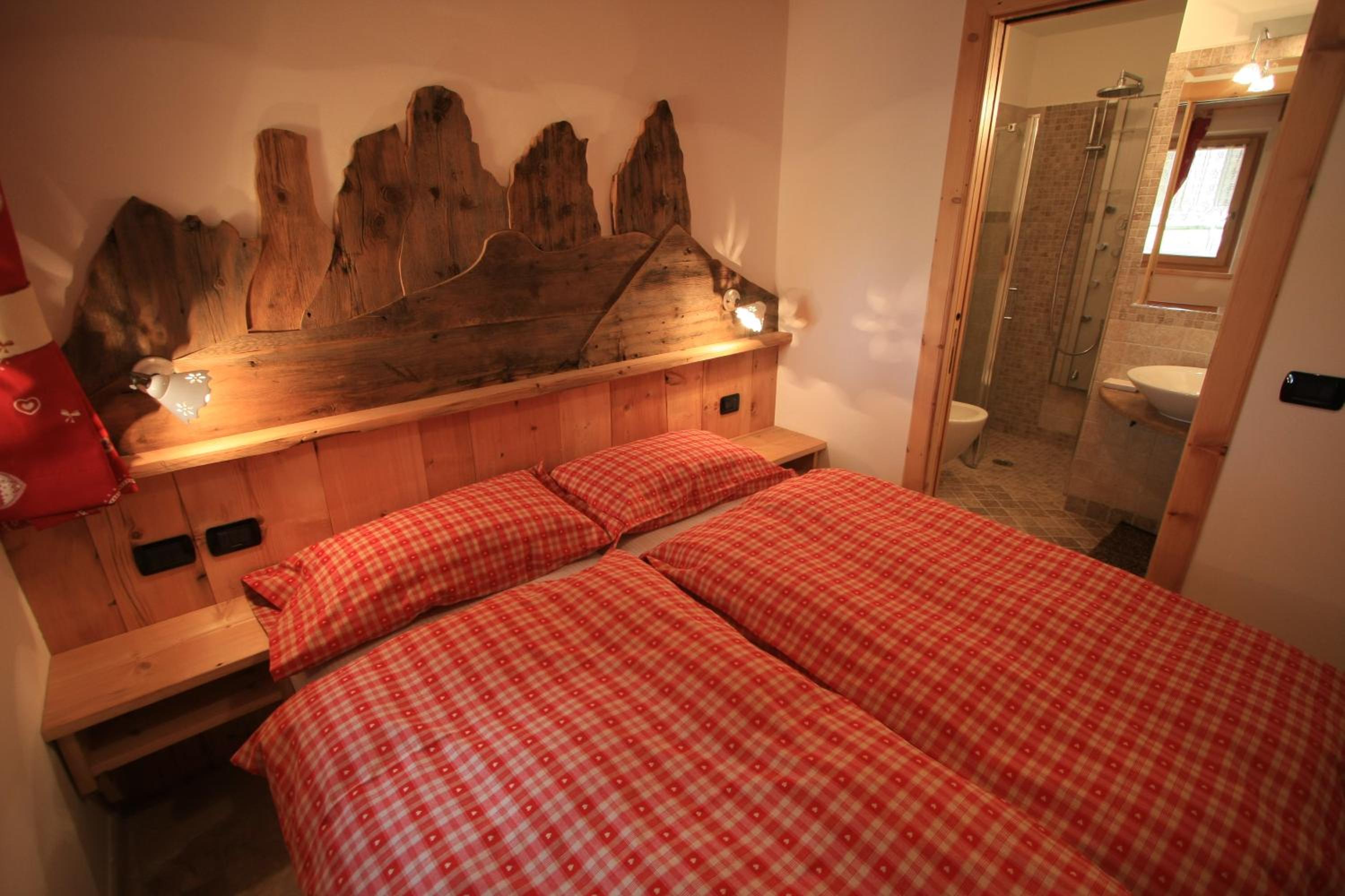 One-Bedroom Apartment with Mountain View photo 2