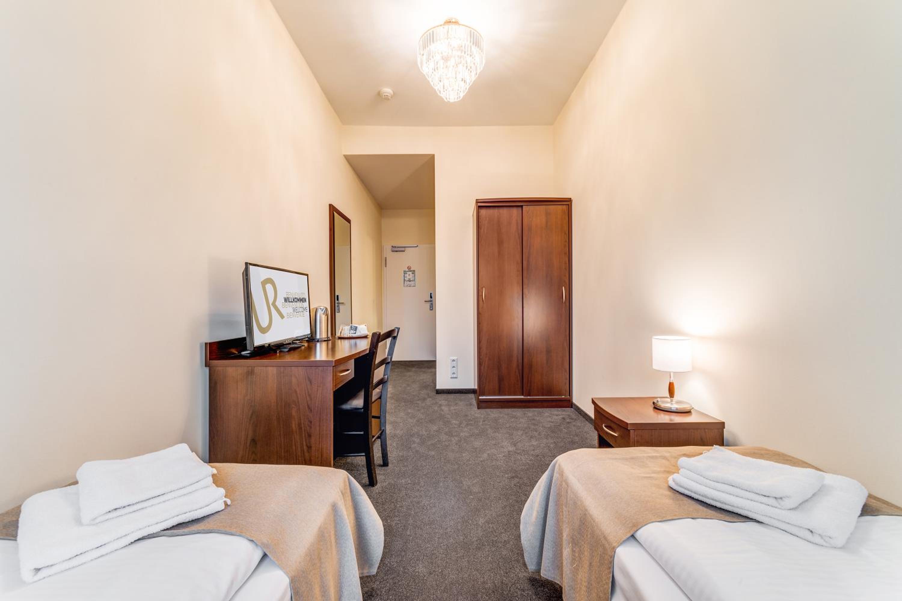 Economy Twin Room thumbnail 5