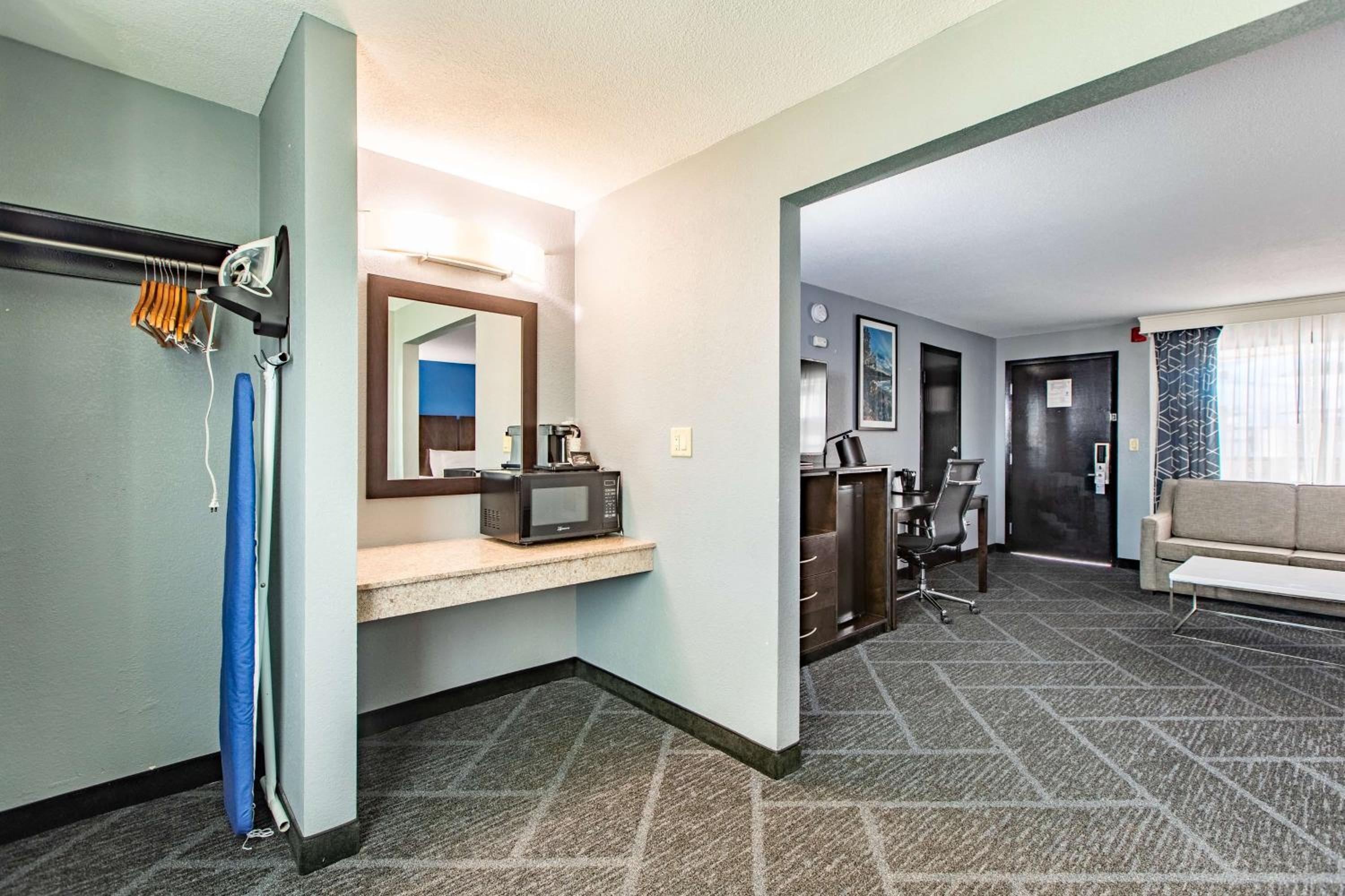Executive King Room - Poolside - Photo 3