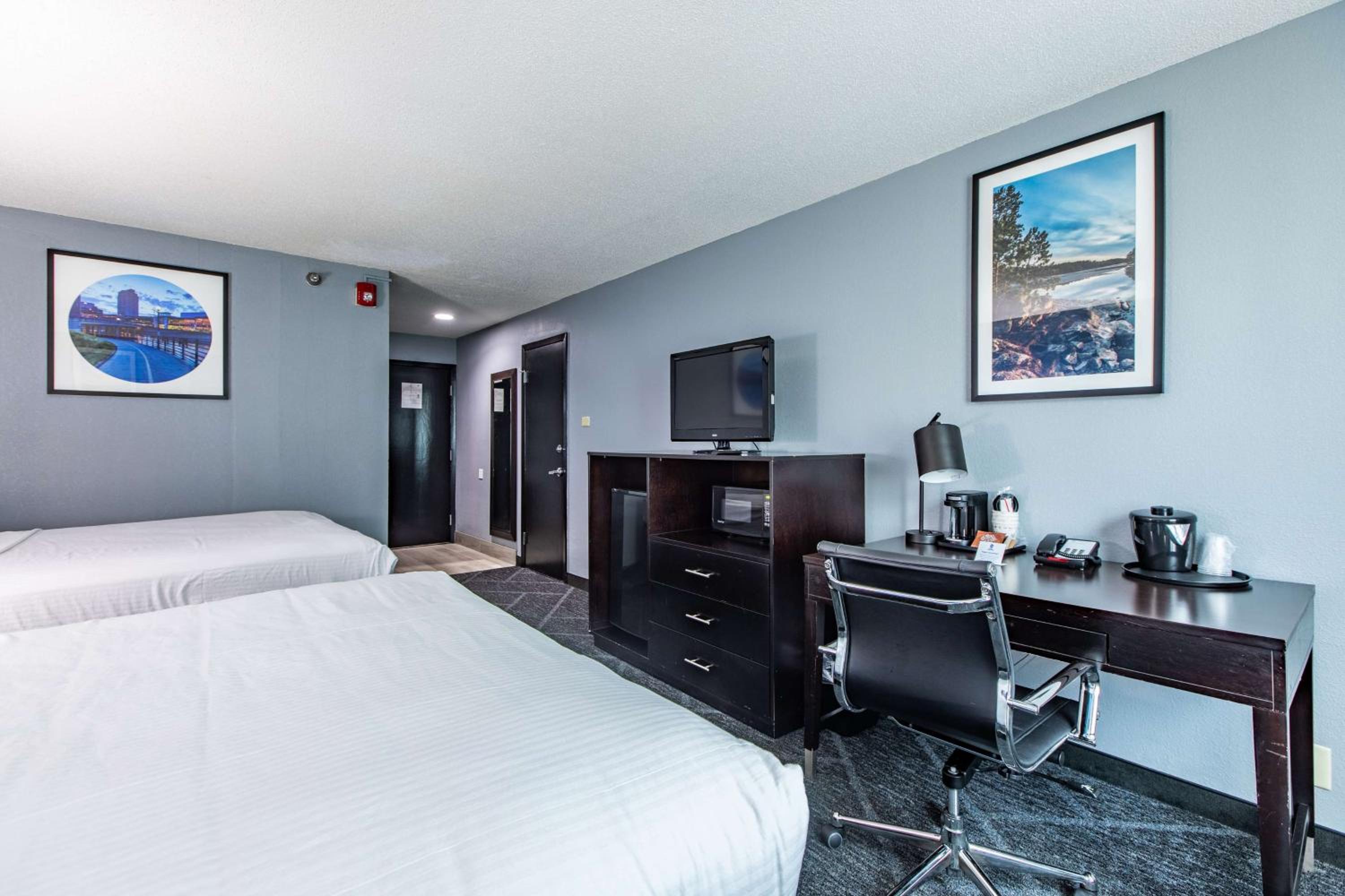 Queen Room with Two Queen Beds and Work Desk - Photo 4