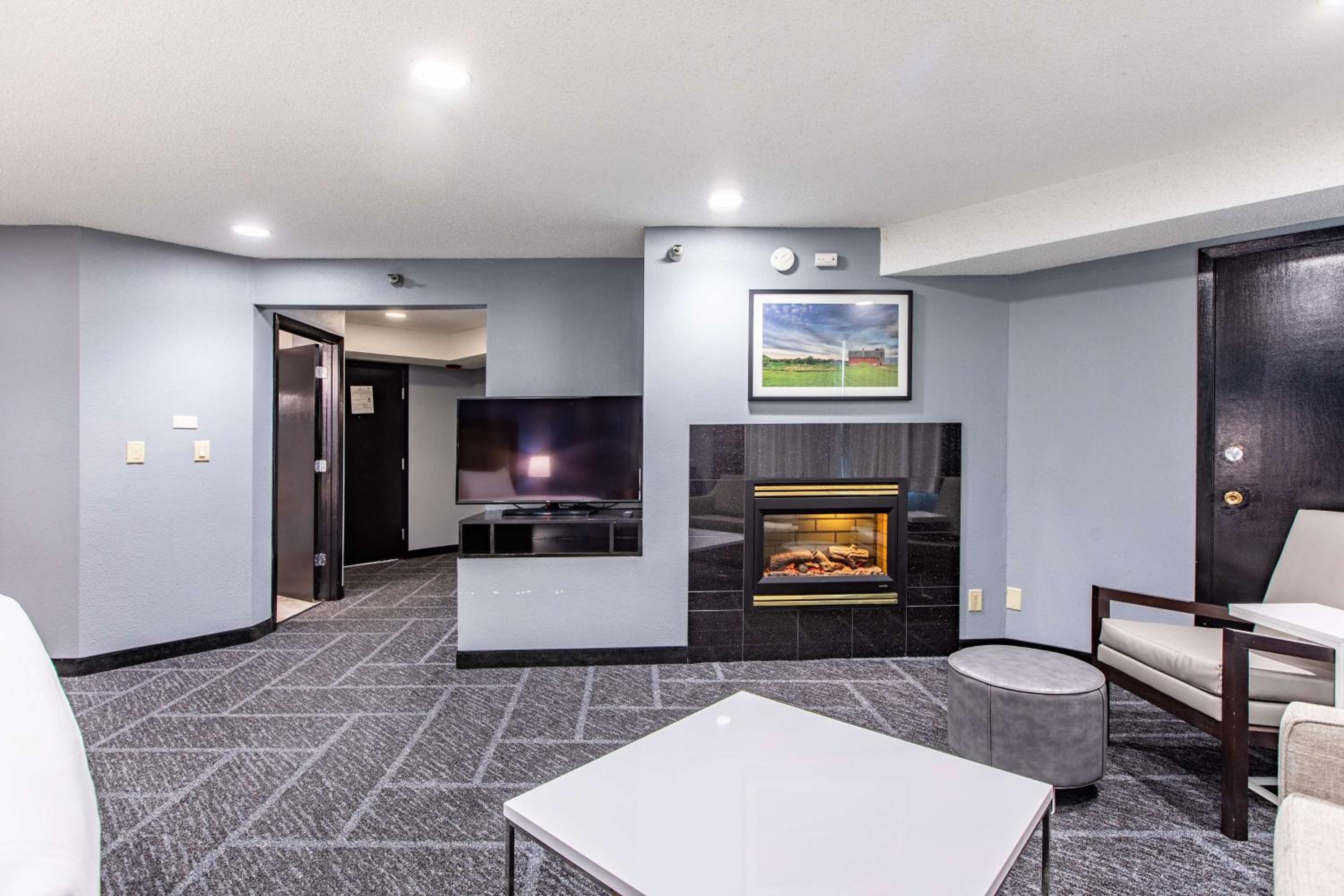 Executive King Room with Fireplace - Photo 3