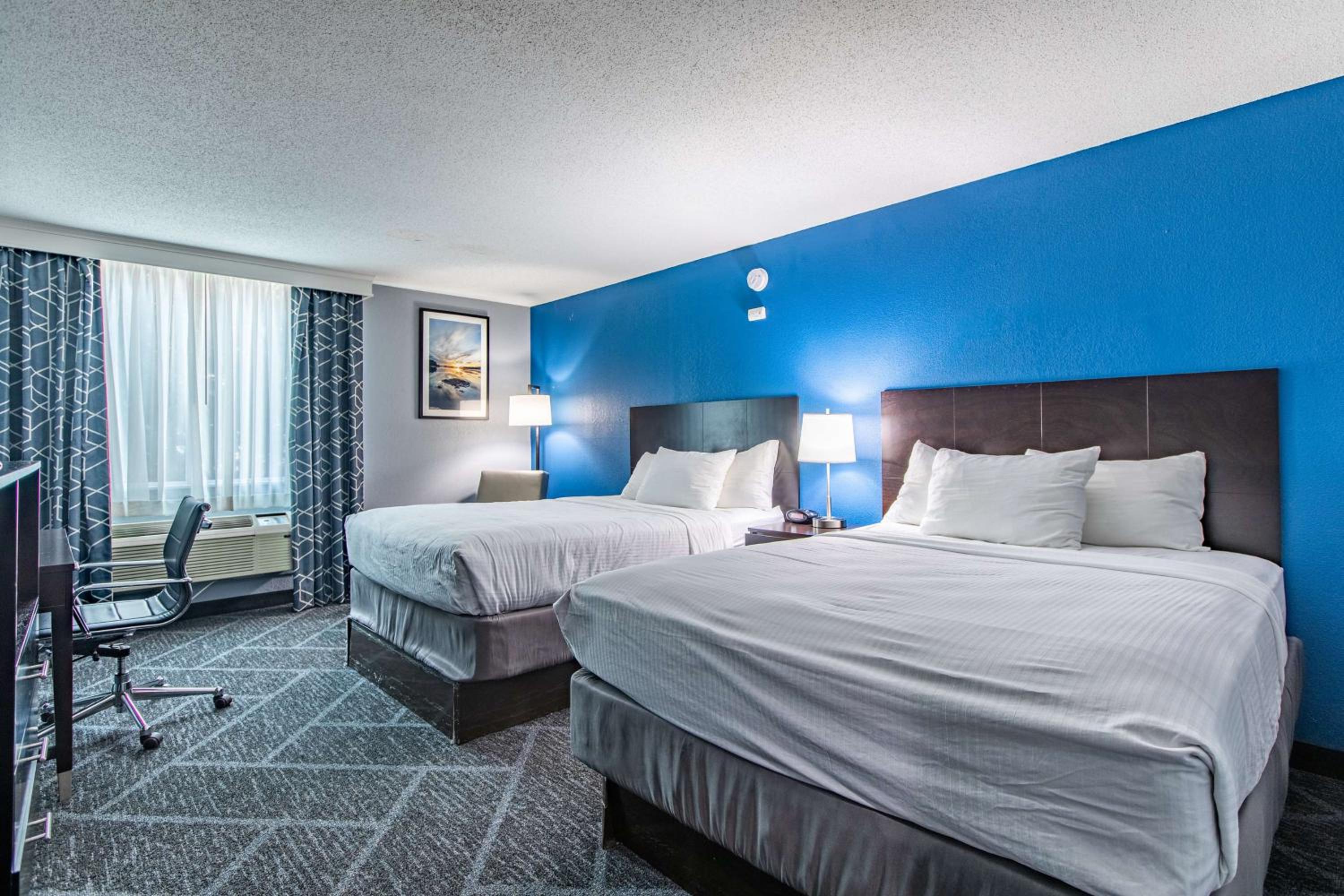 Queen Room with Two Queen Beds and Bath Tub - Disability Access - Photo 3