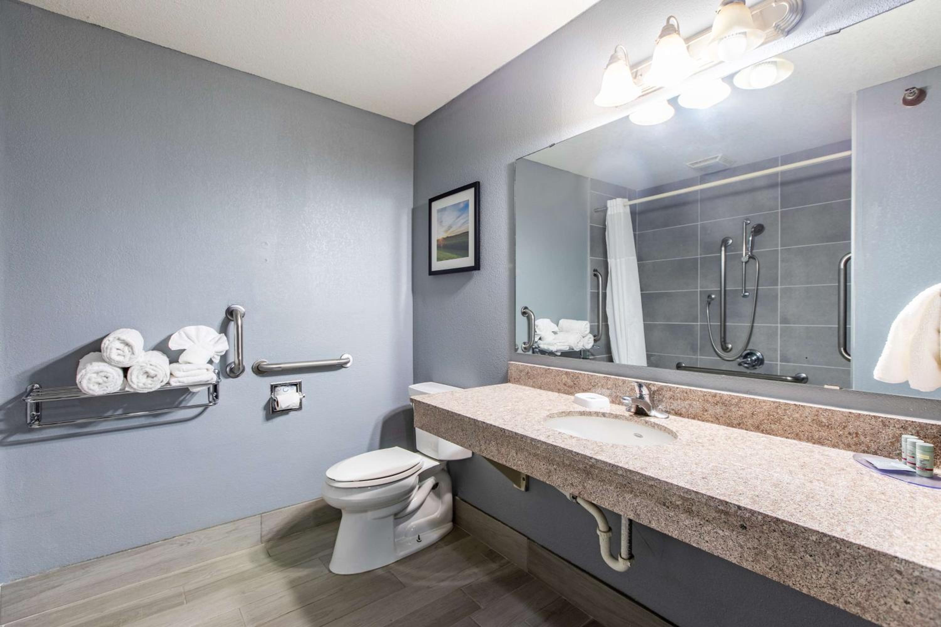 Queen Room with Two Queen Beds and Bath Tub - Disability Access - Photo 2