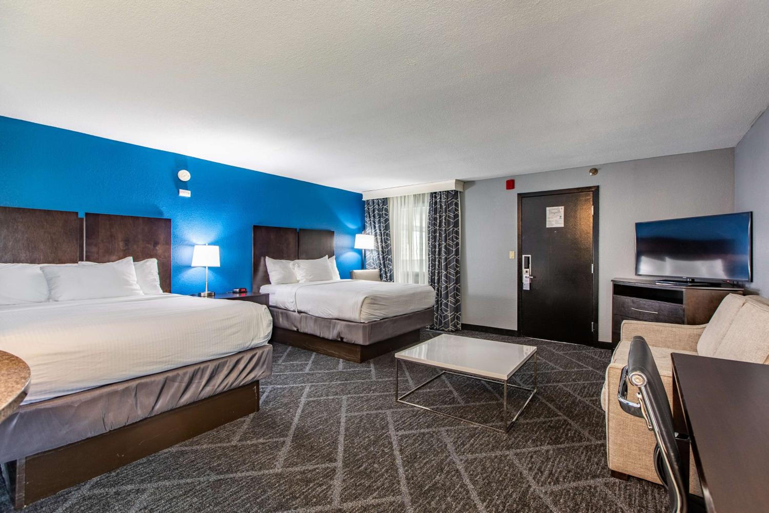 Executive Queen Room with Pool View - Photo 3