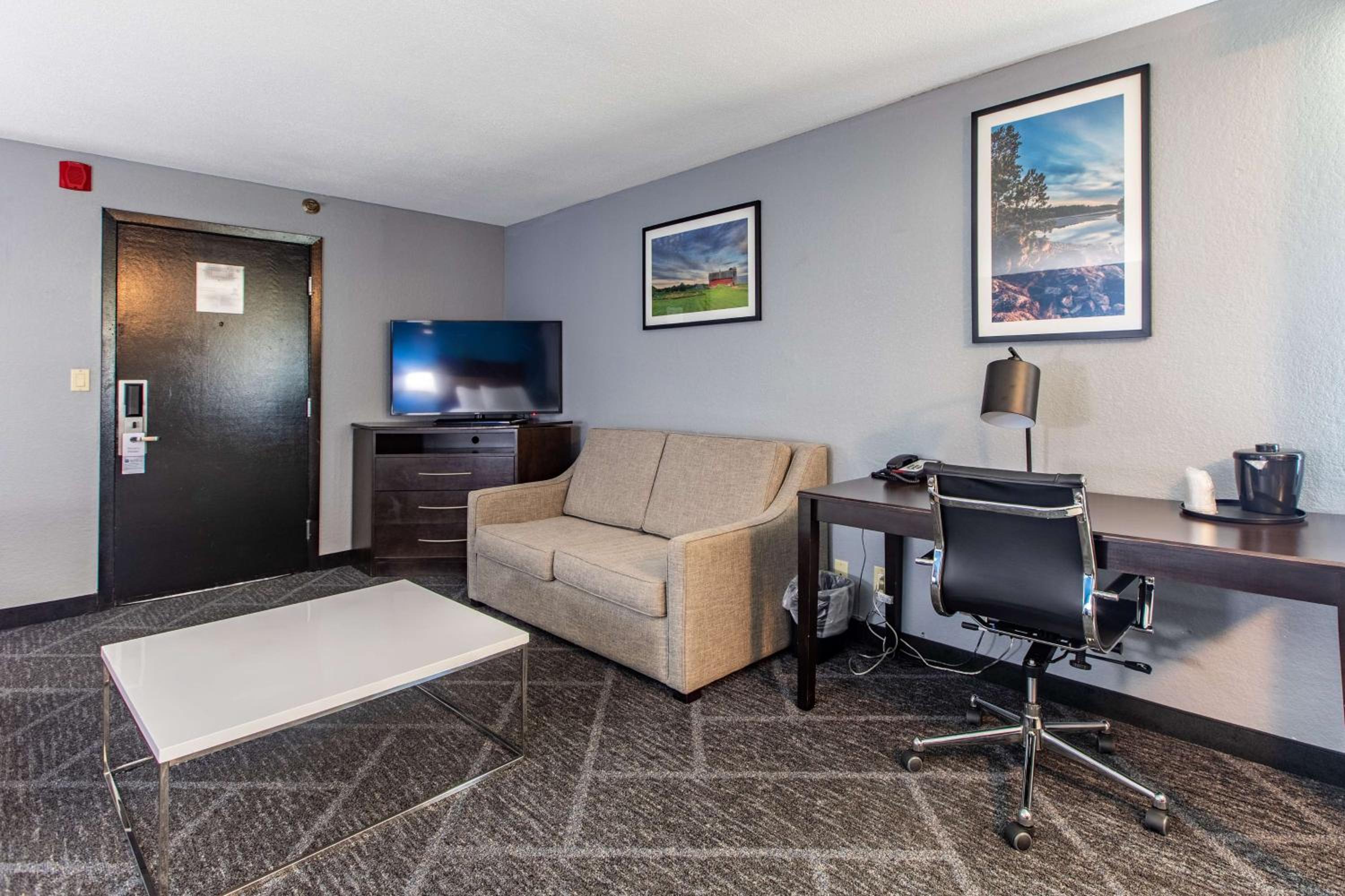 Executive Queen Room with Pool View - Photo 5