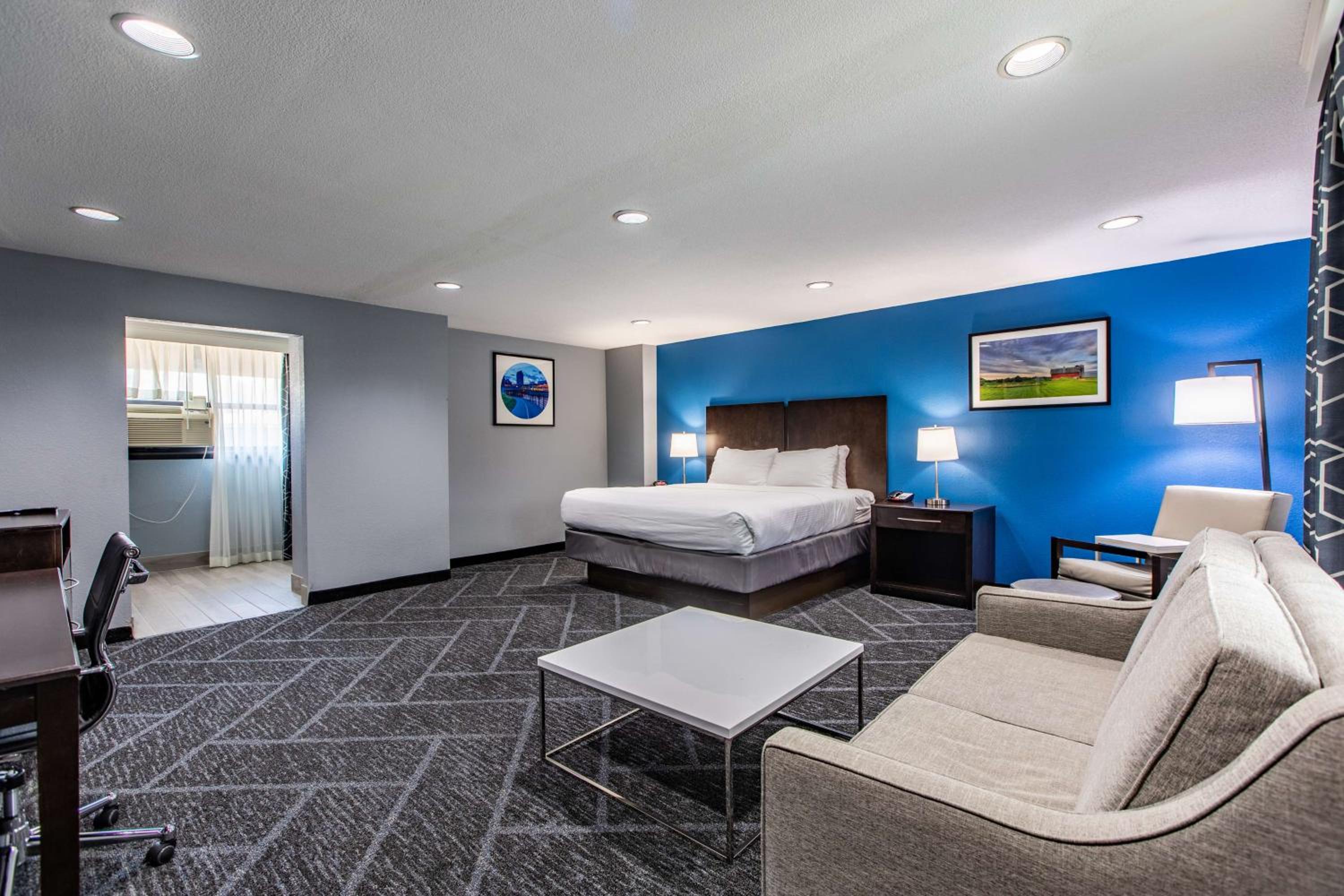 King Room with Single Sofa Bed and Pool View - Photo 1