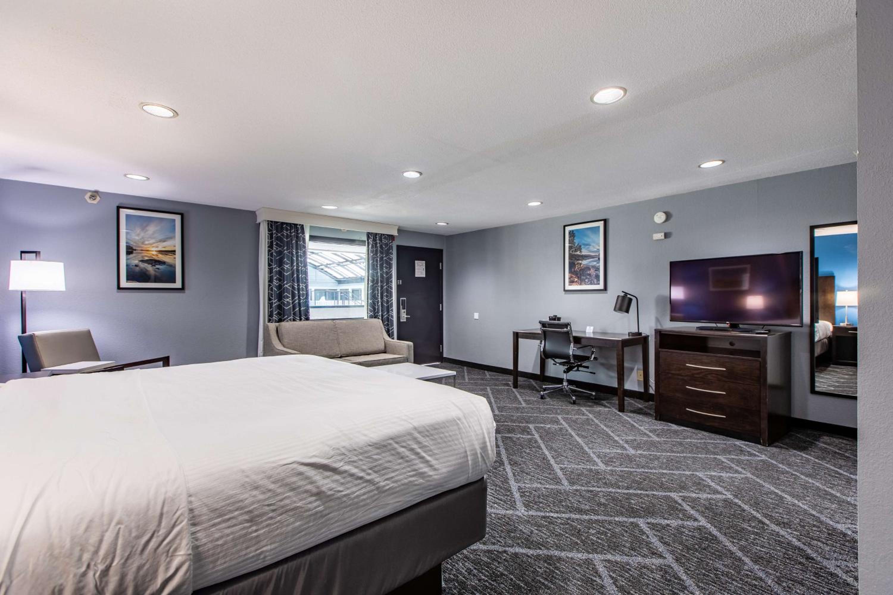 King Room with Single Sofa Bed and Pool View - Photo 3