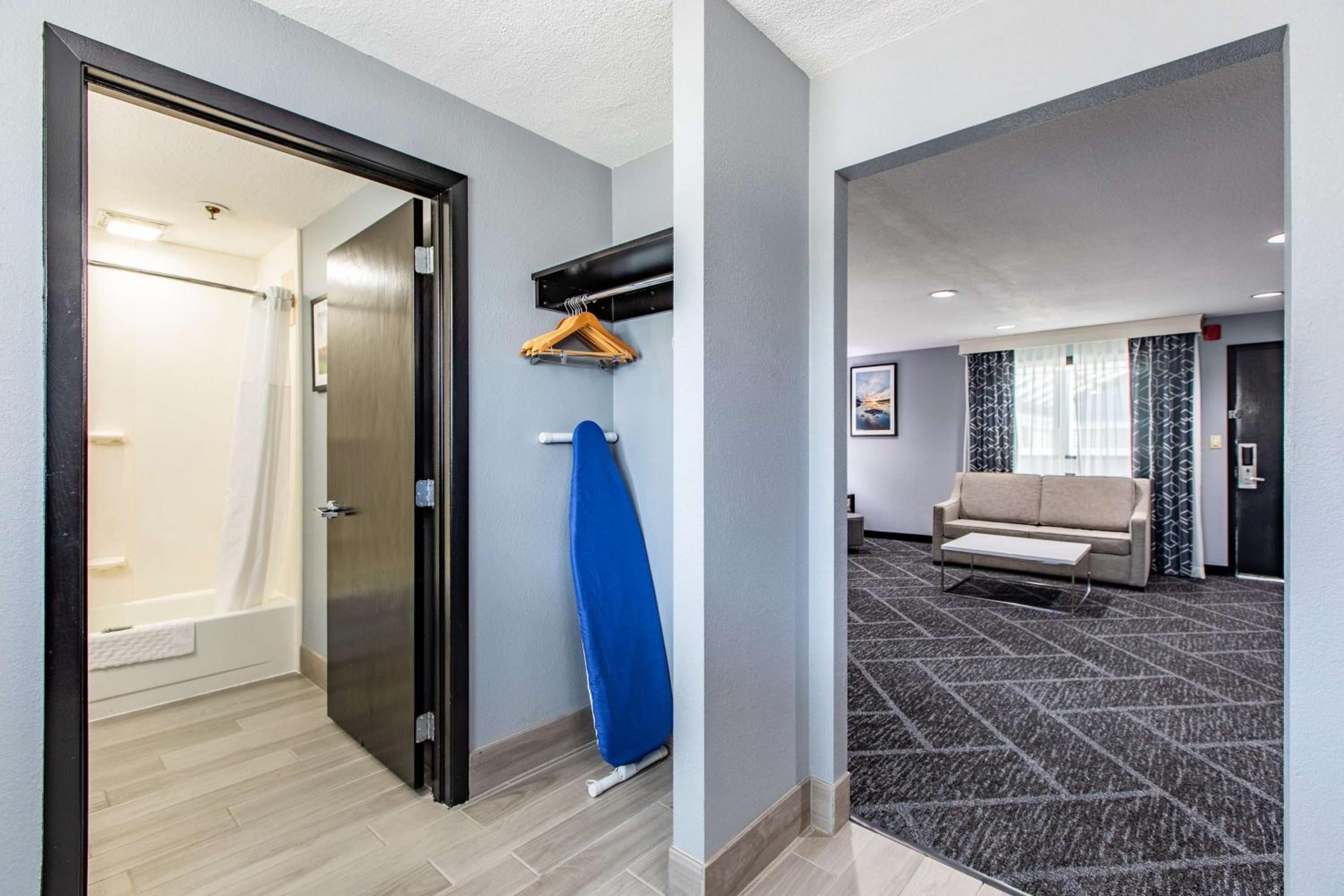 King Room with Single Sofa Bed and Pool View - Photo 2