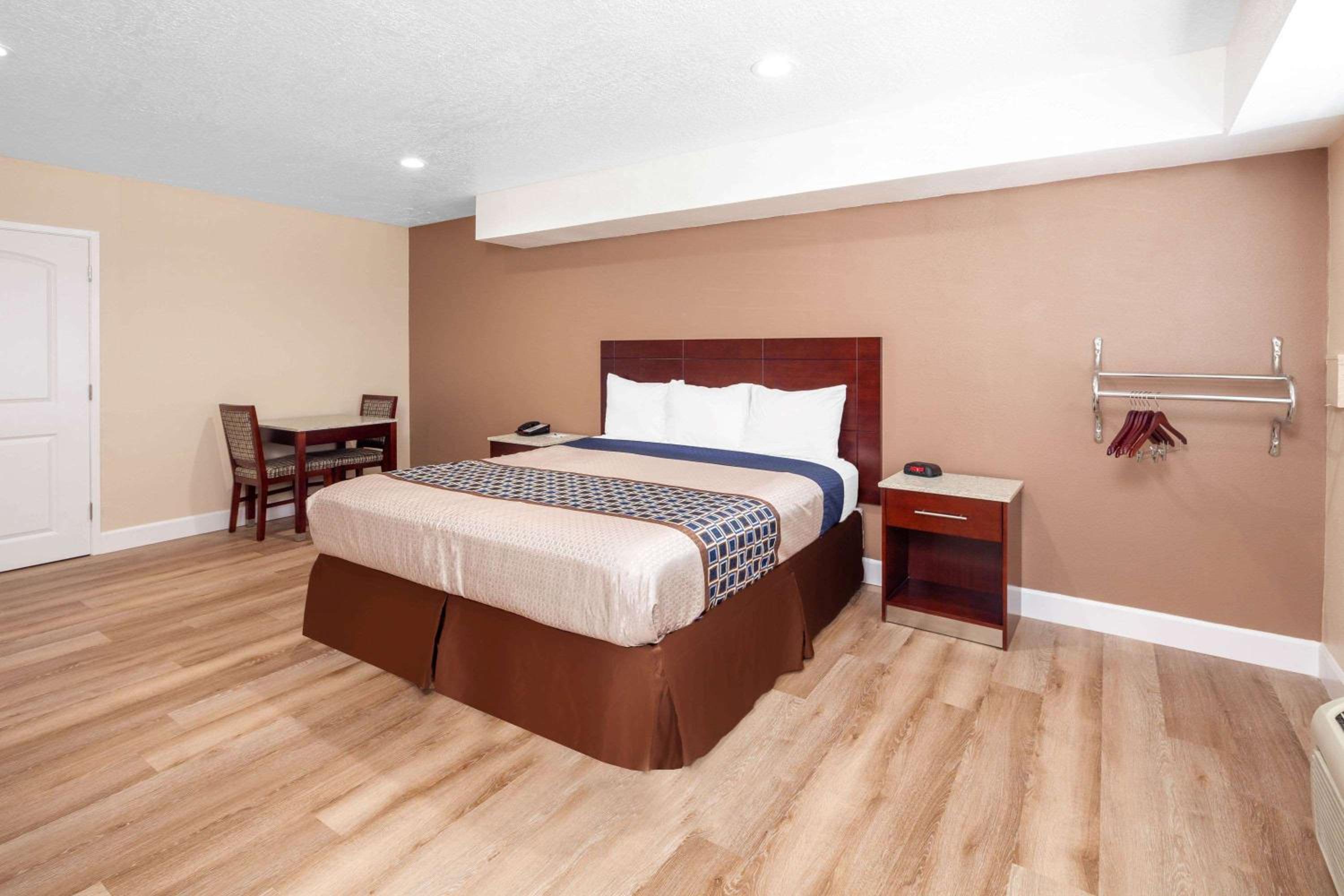 1 King Bed, Mobility/Hearing Impaired Access Room, Roll-In Shower, Non-Smoking photo 1