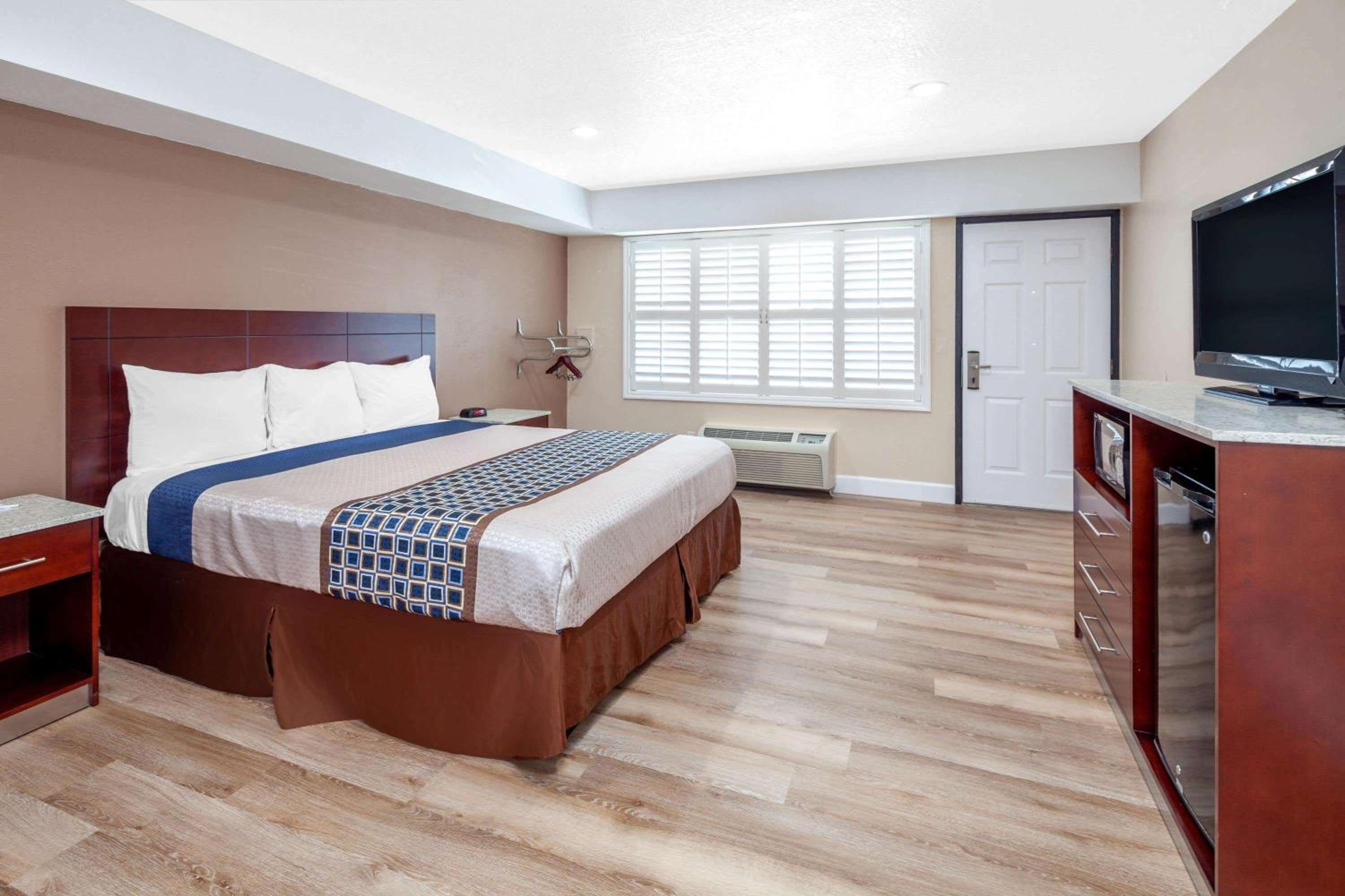 1 King Bed, Mobility/Hearing Impaired Access Room, Roll-In Shower, Non-Smoking photo 3