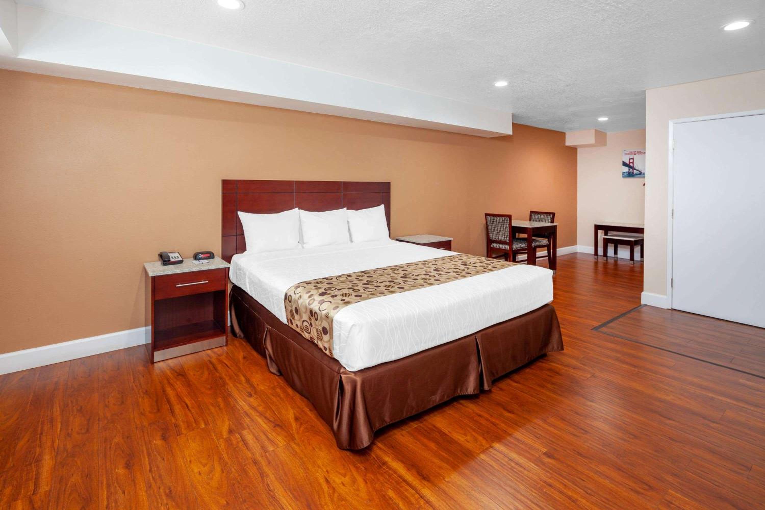 King Room - Non-Smoking photo 2