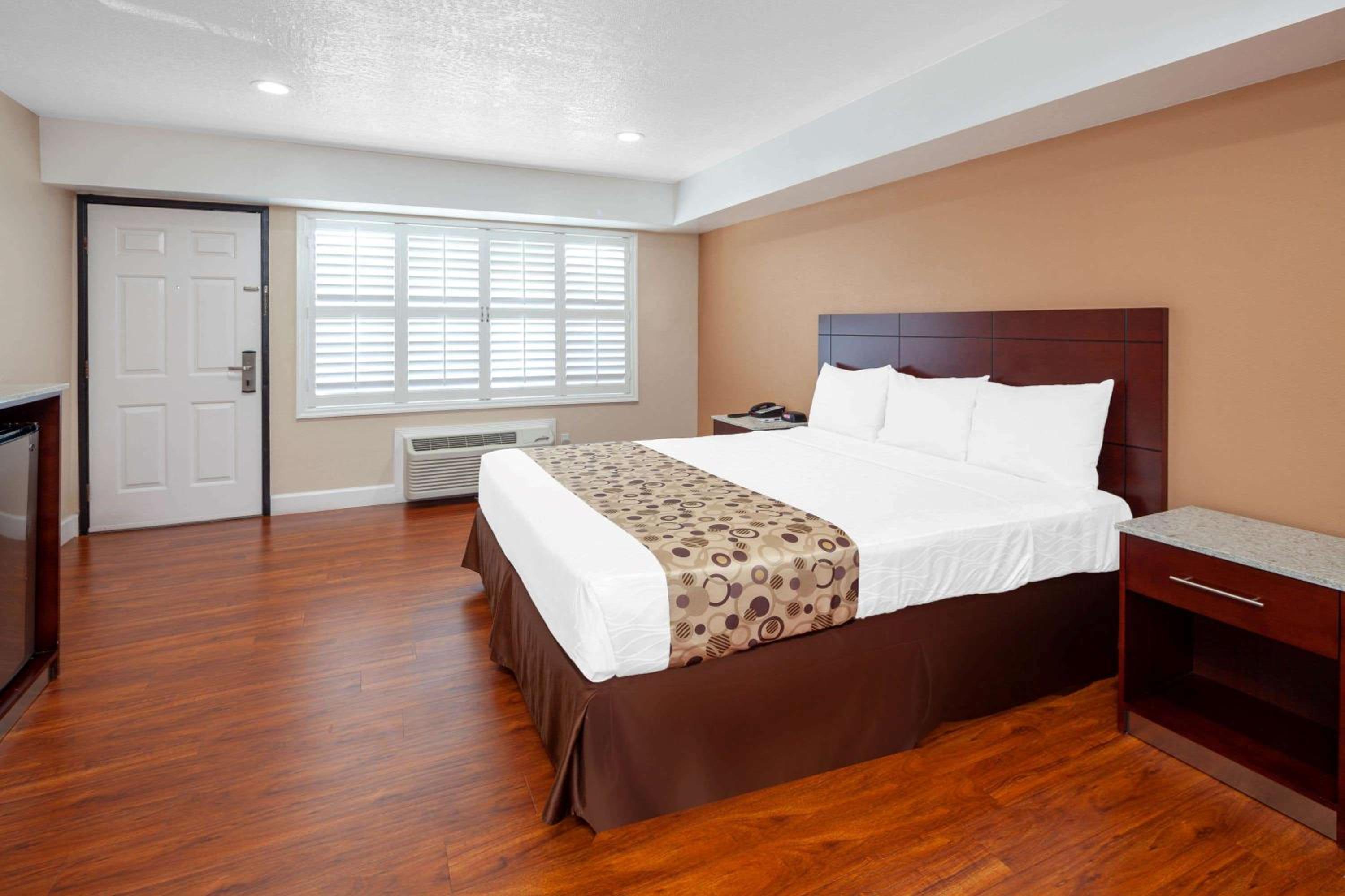 King Room - Non-Smoking photo 1