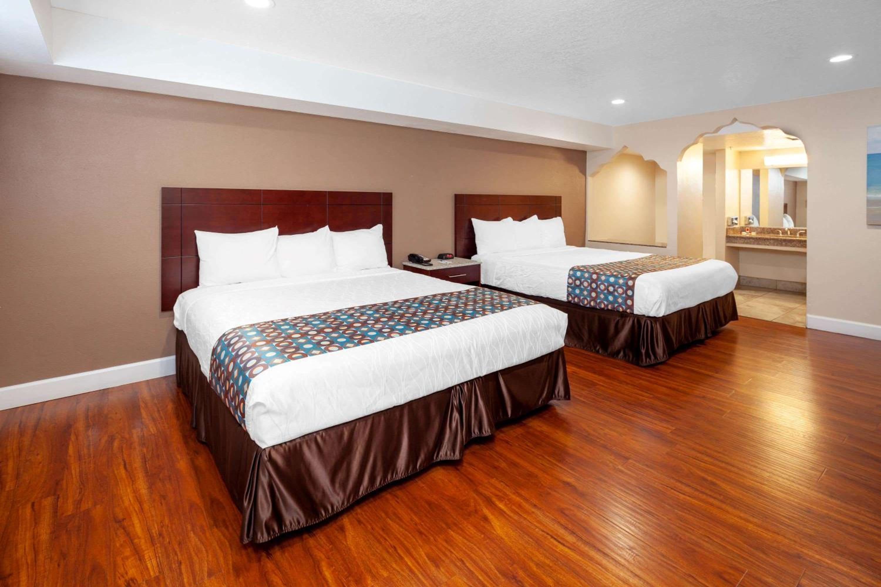 King Room with Two King Beds - Non-Smoking photo 2