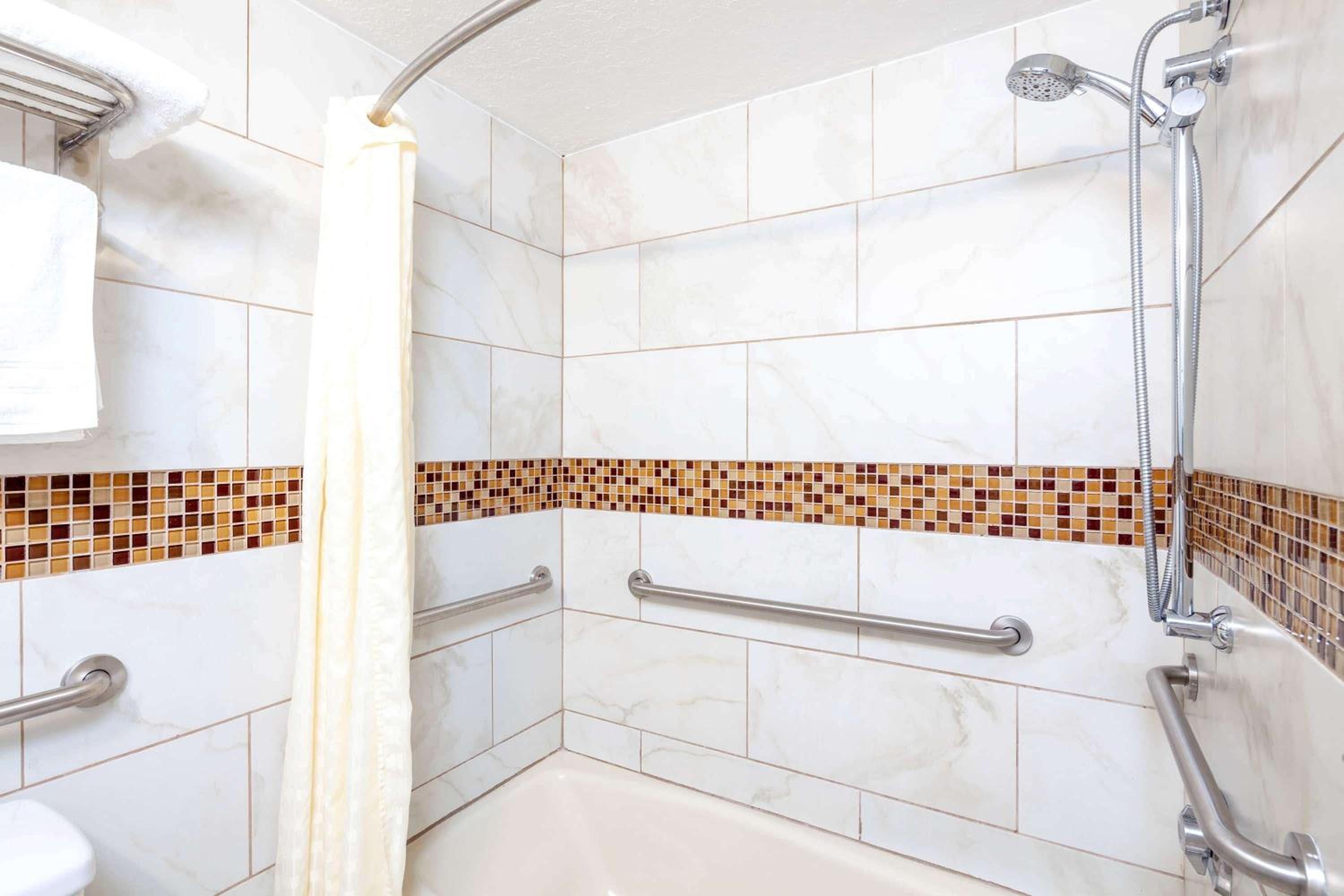 2 King Beds, Mobility/Hearing Impaired Access Room, Tub w/Grab Bars,No-Smoking
 photo 2