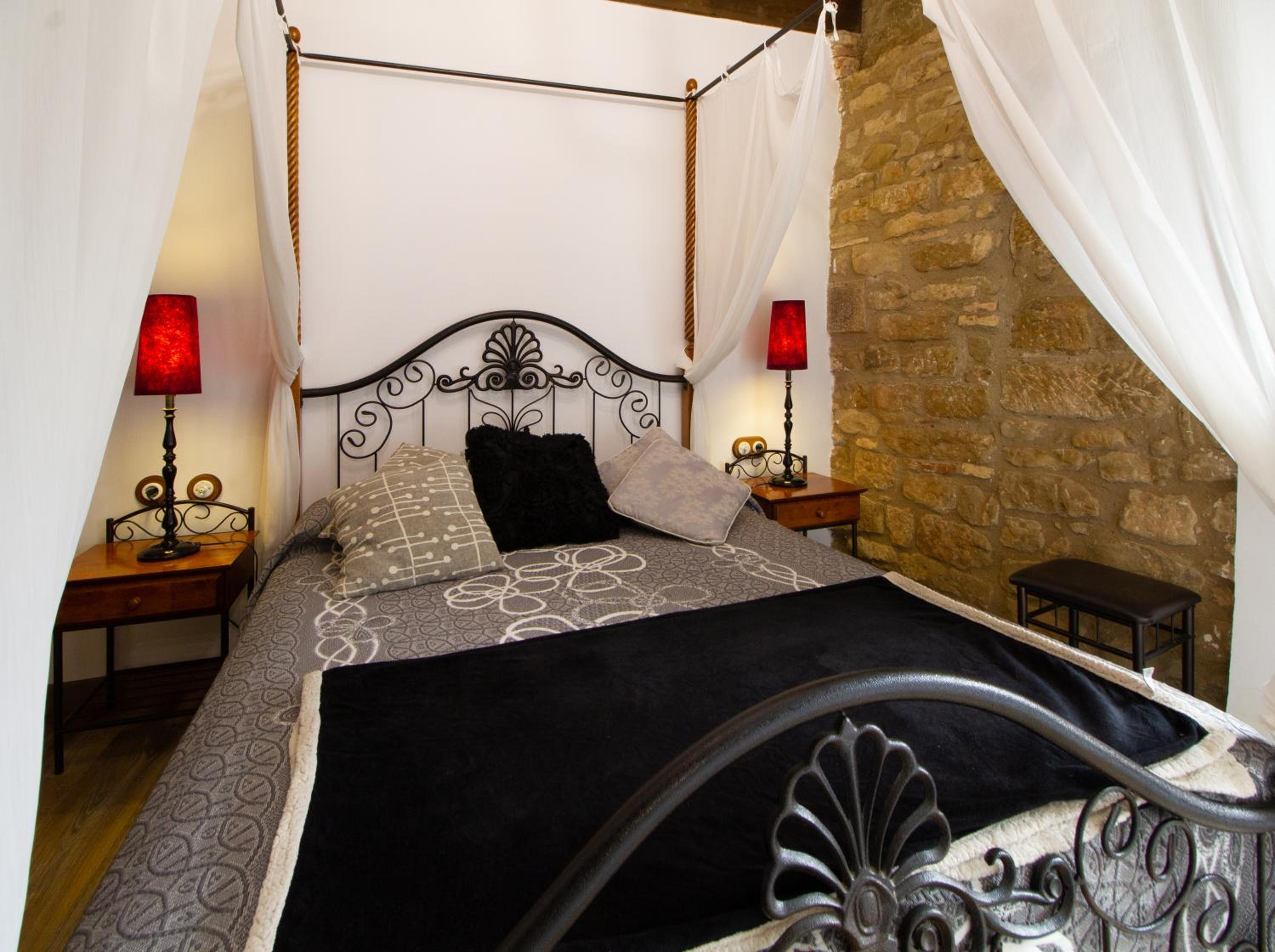 Double Room with 2 Balconies - Photo 2