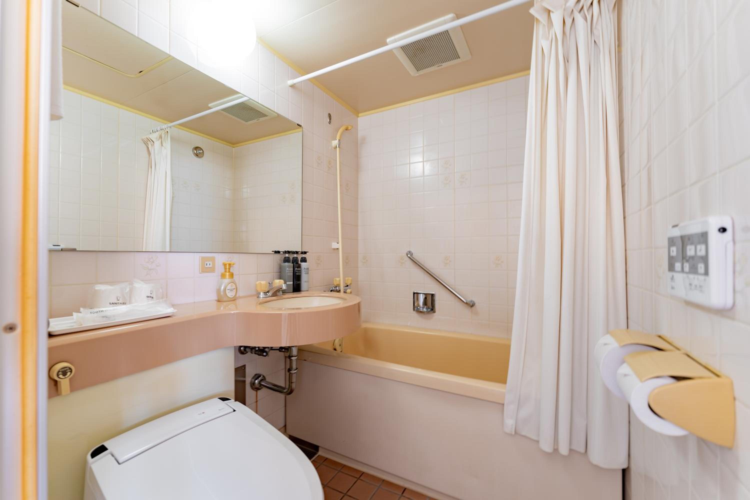 Twin Room - Non-Smoking photo 2