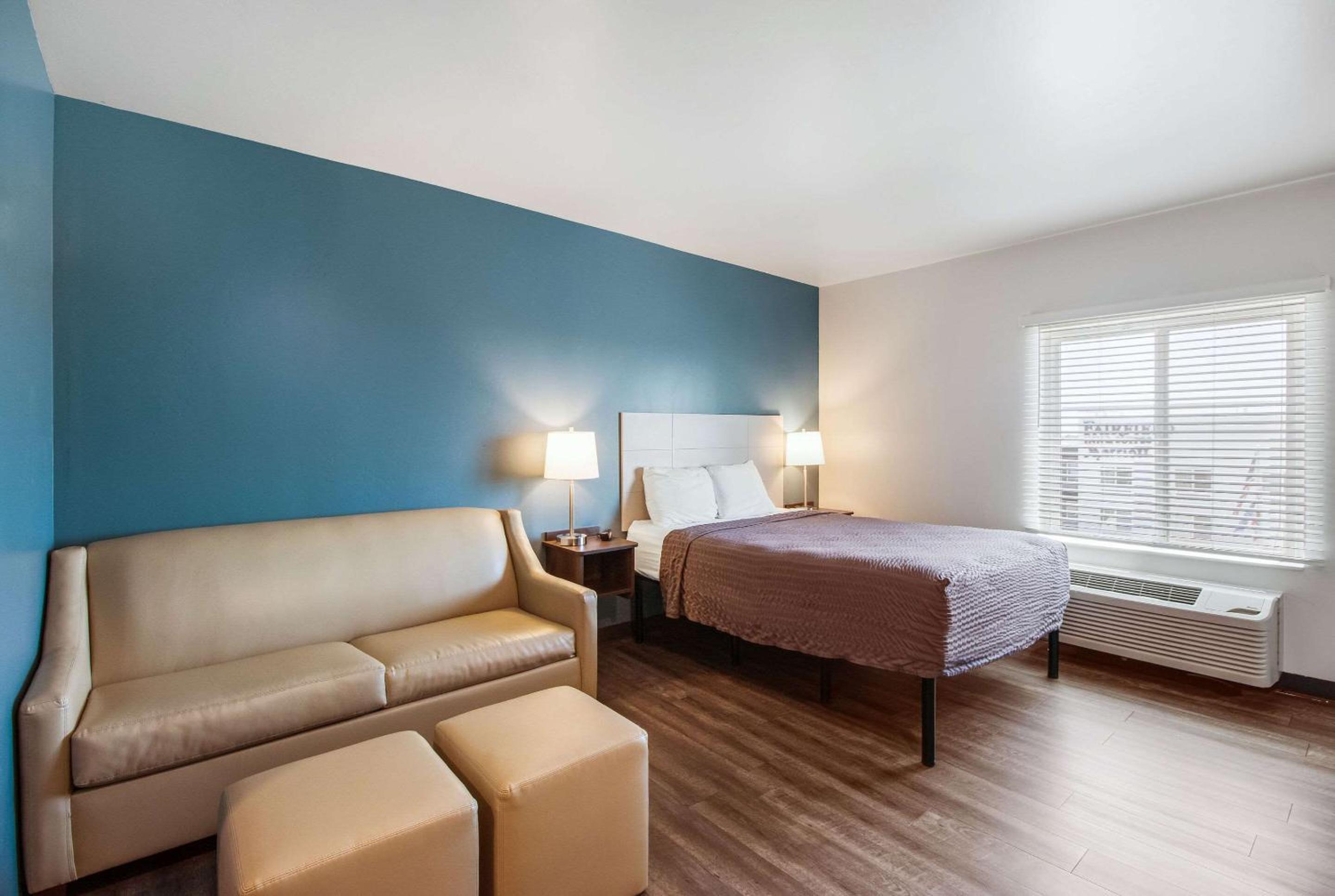 Queen Room with Tub and Sofa - Accessible/Non-Smoking - Photo 1