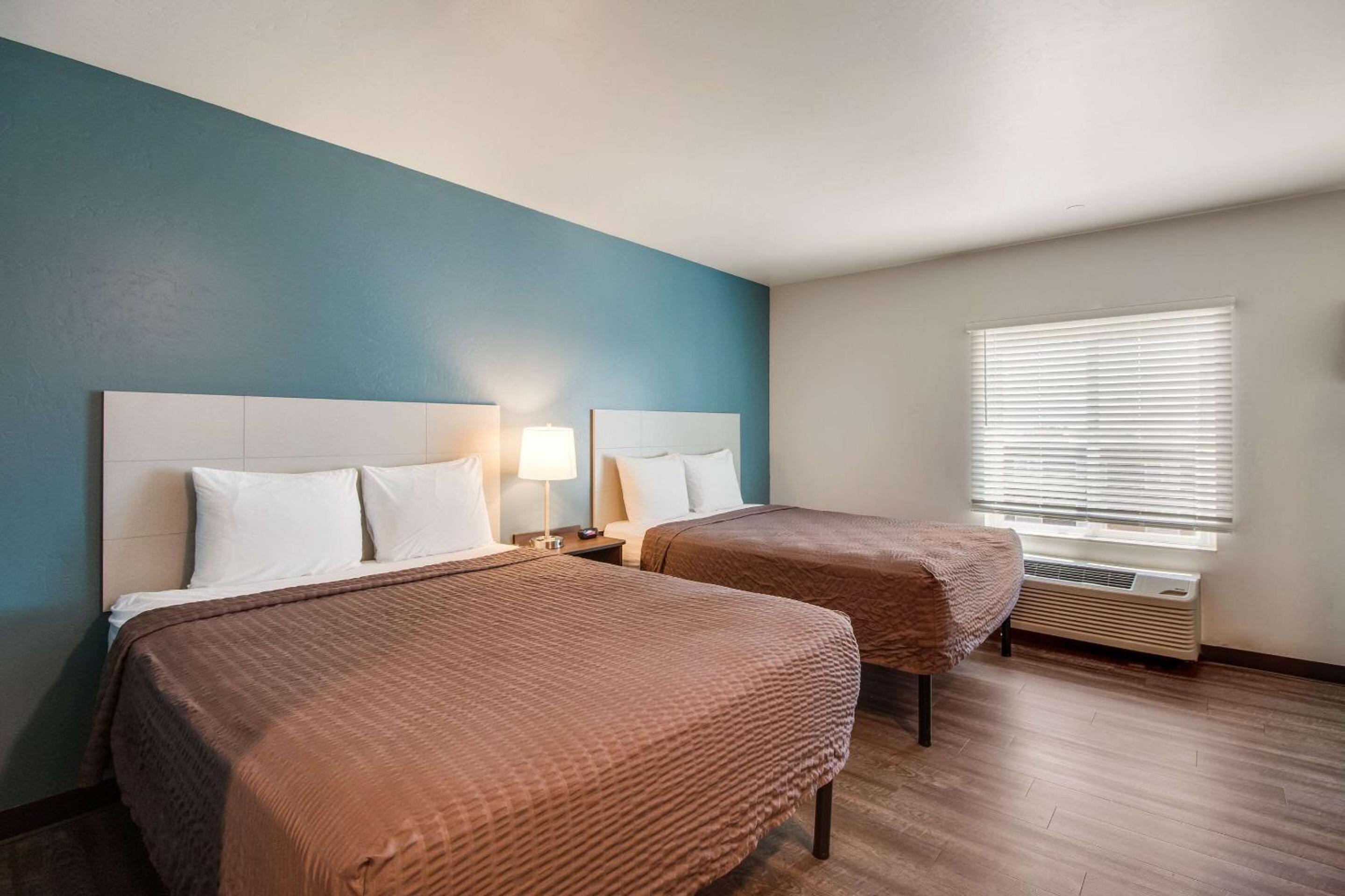 Standard Queen Room with Two Queen Beds - Non-Smoking - Photo 4