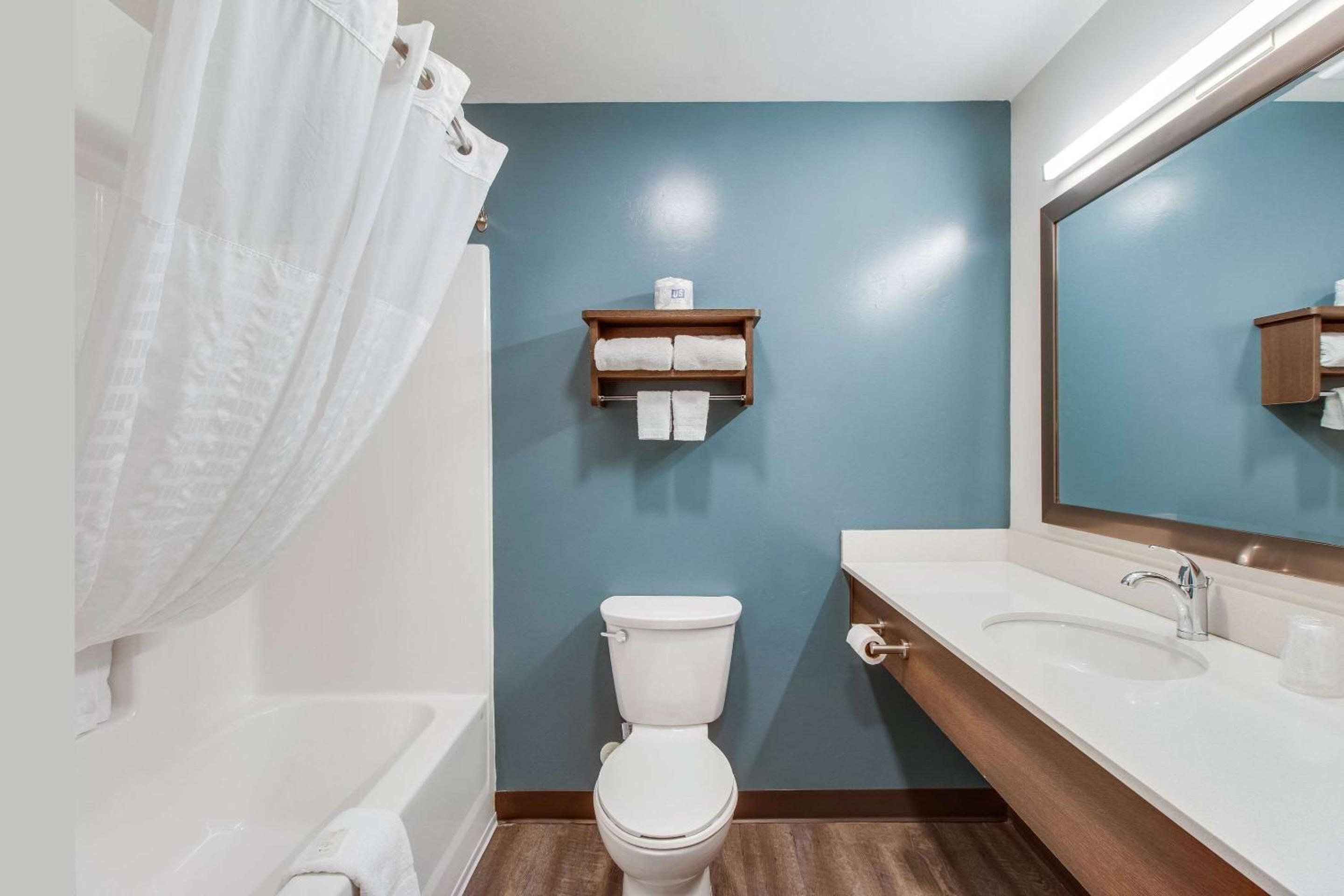 Queen Room with Tub and Sofa - Accessible/Non-Smoking - Photo 2