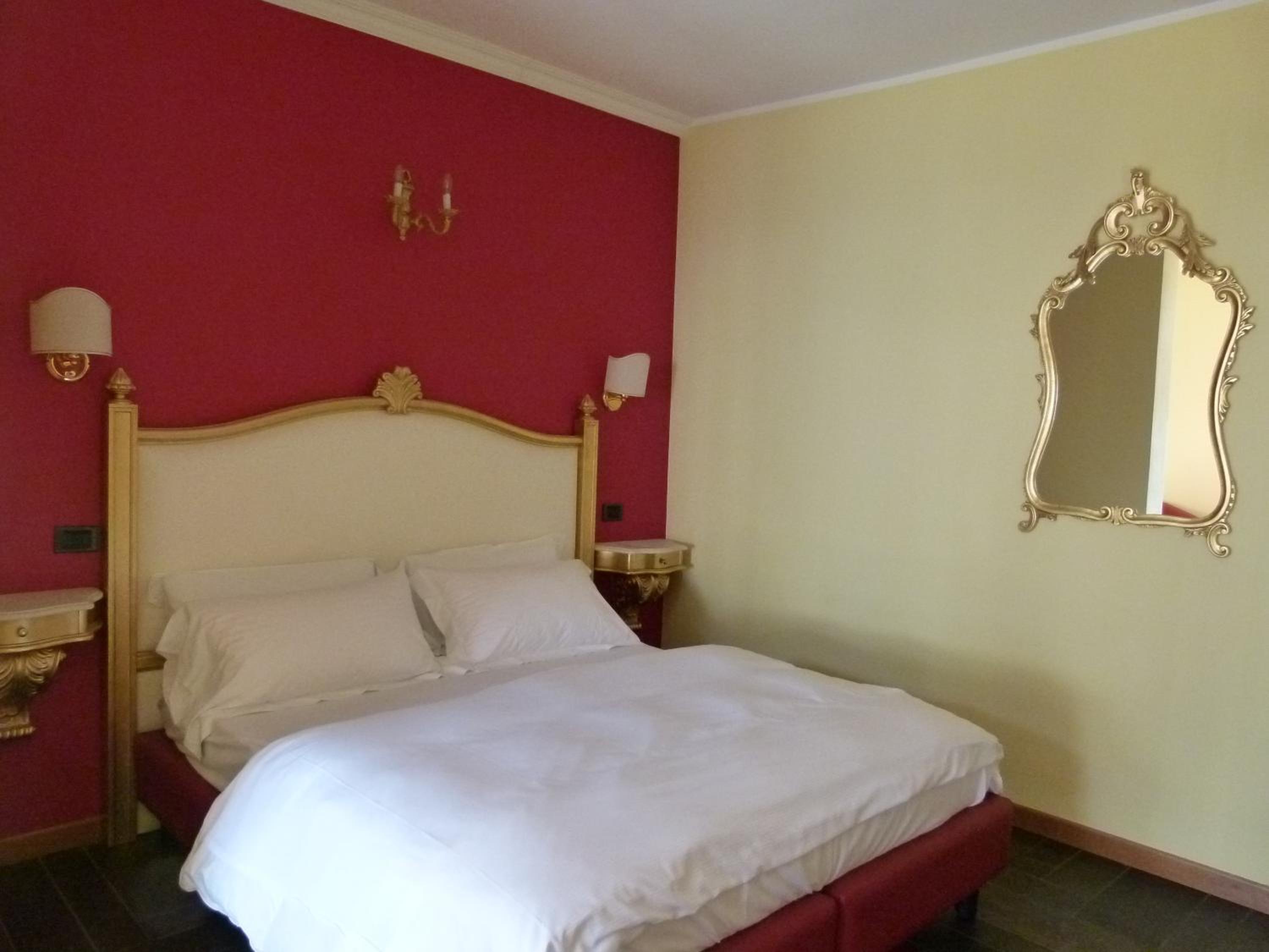 Superior Double or Twin Room with Balcony and Lake View photo 1