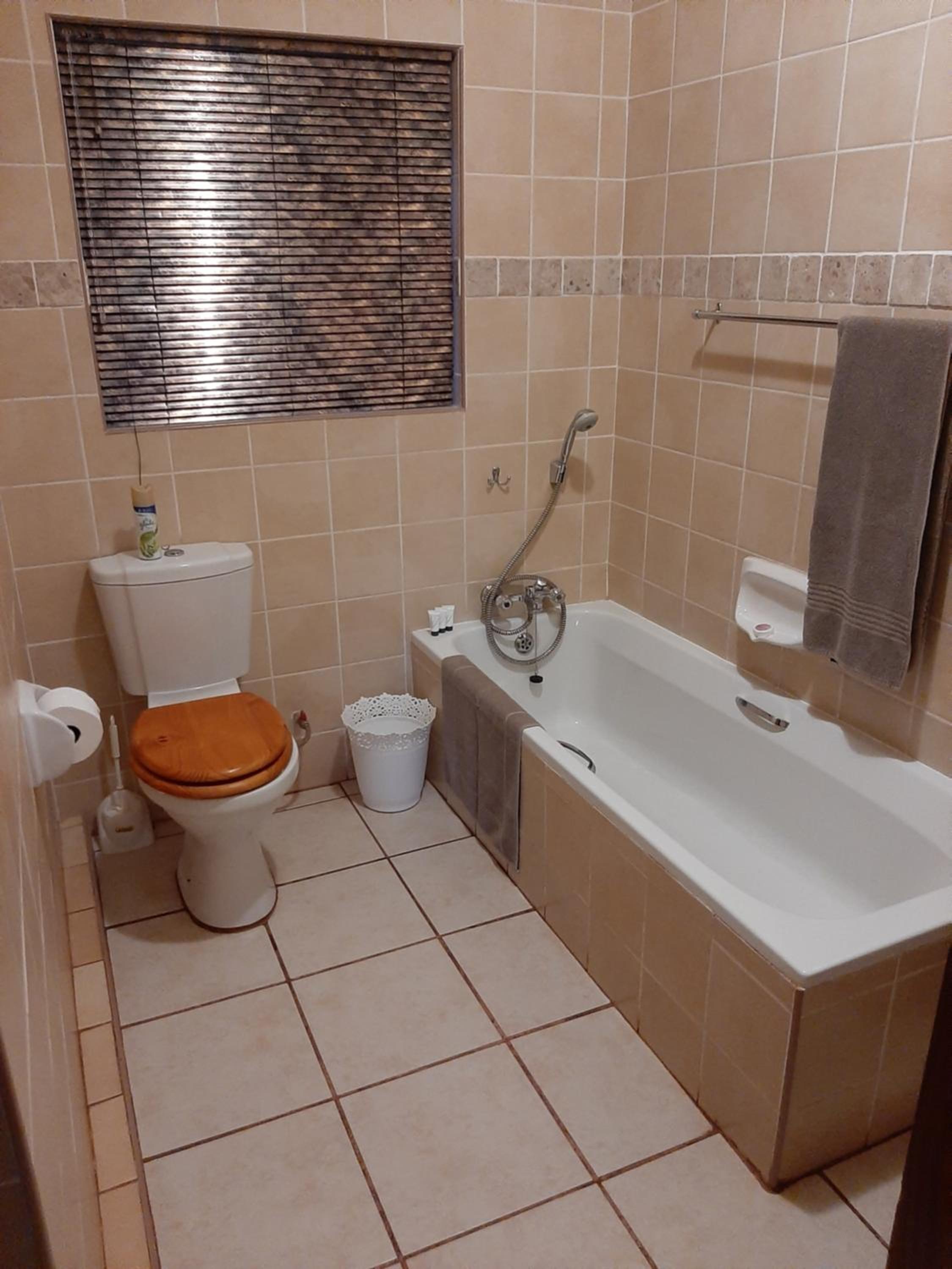 Twin Room with Private Bathroom photo 3