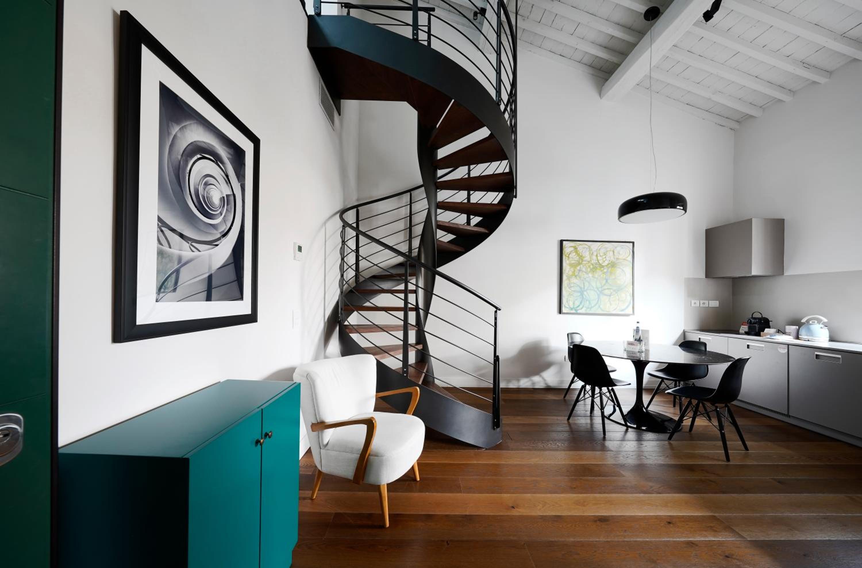 Large 2 Bedroom Apartment - Duplex photo 1