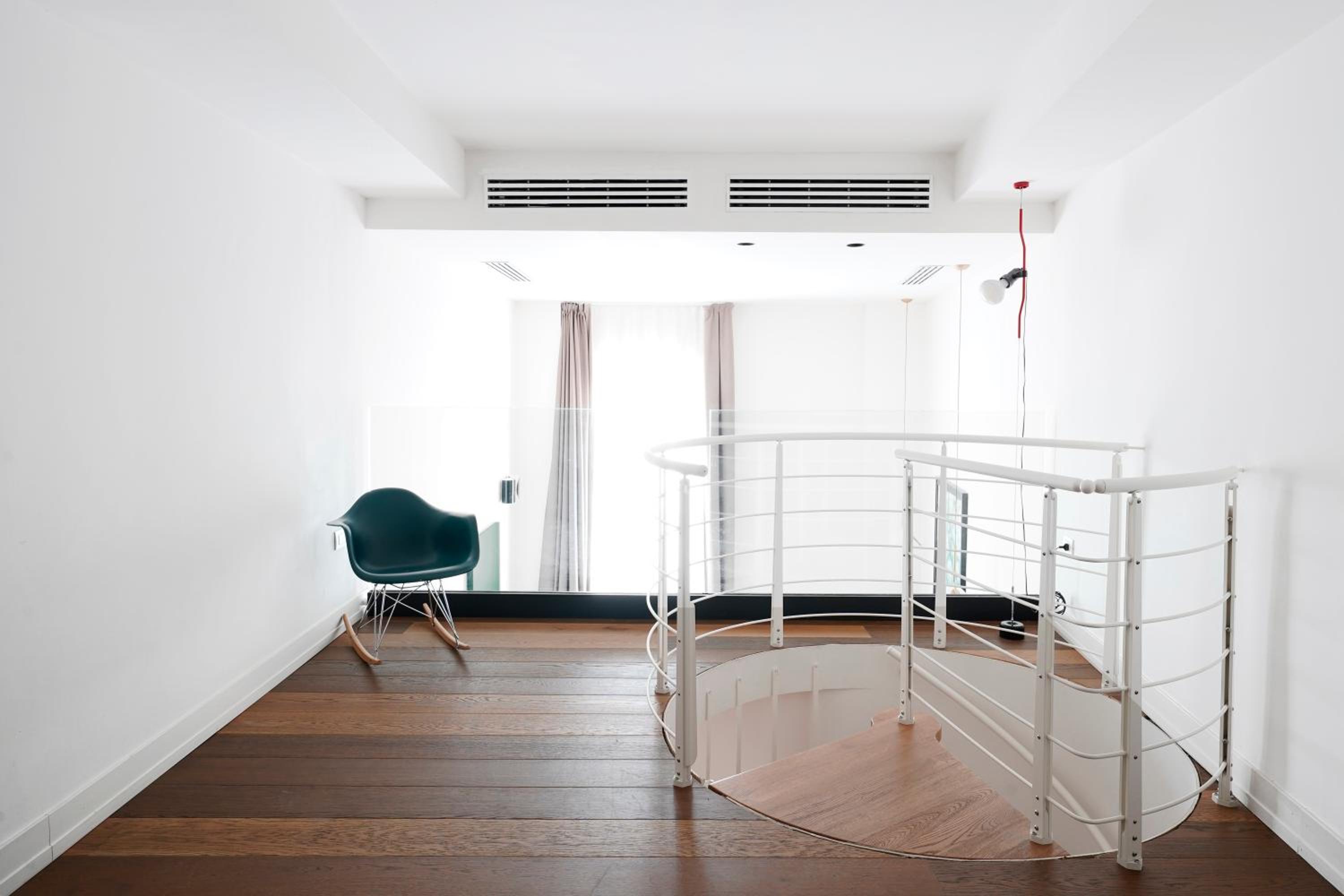 Extra Large 1 Bedroom Apartment with Terrace and Sofa Bed - Duplex photo 3