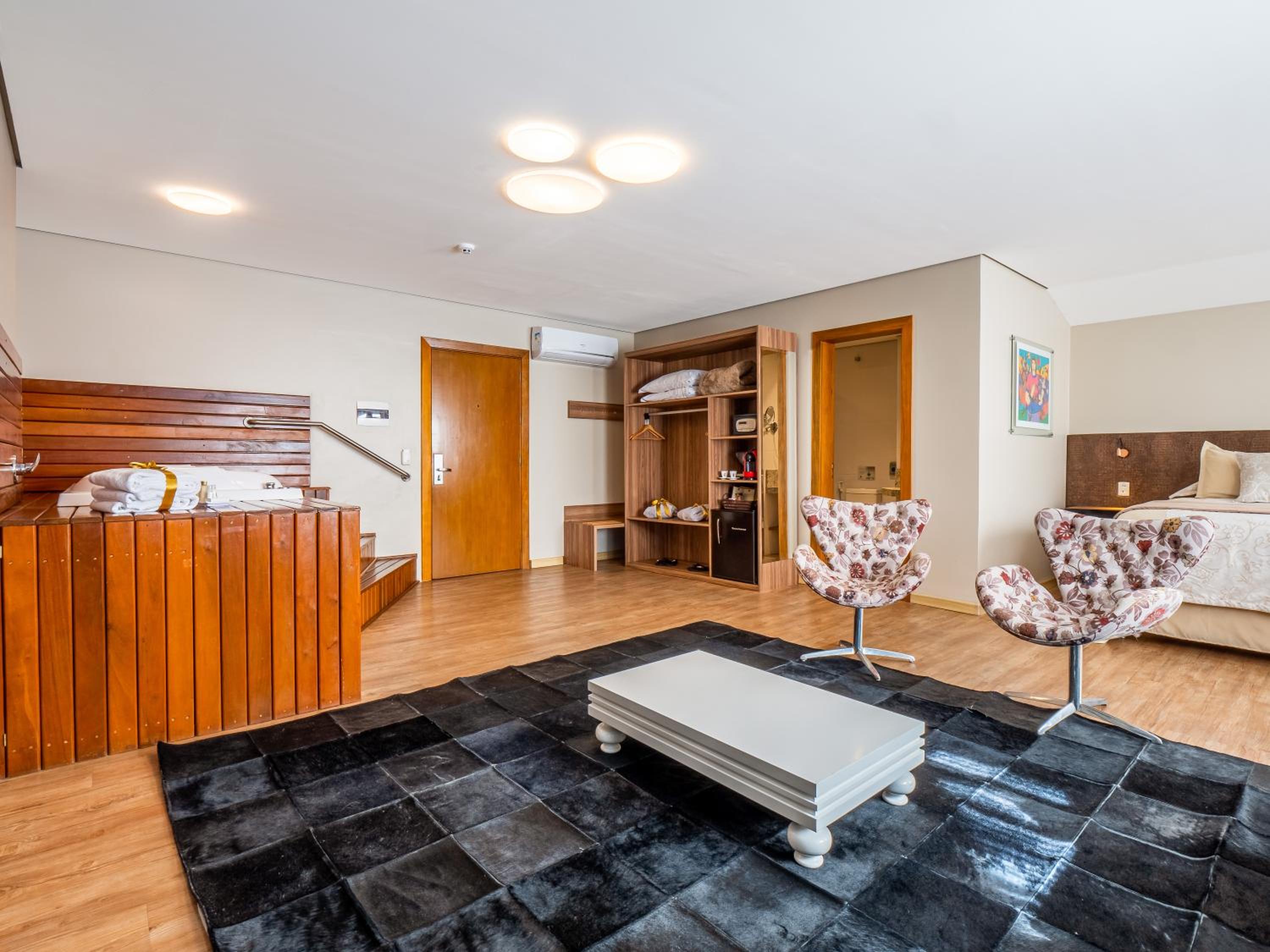 Luxury Suite, Jetted Tub thumbnail 6