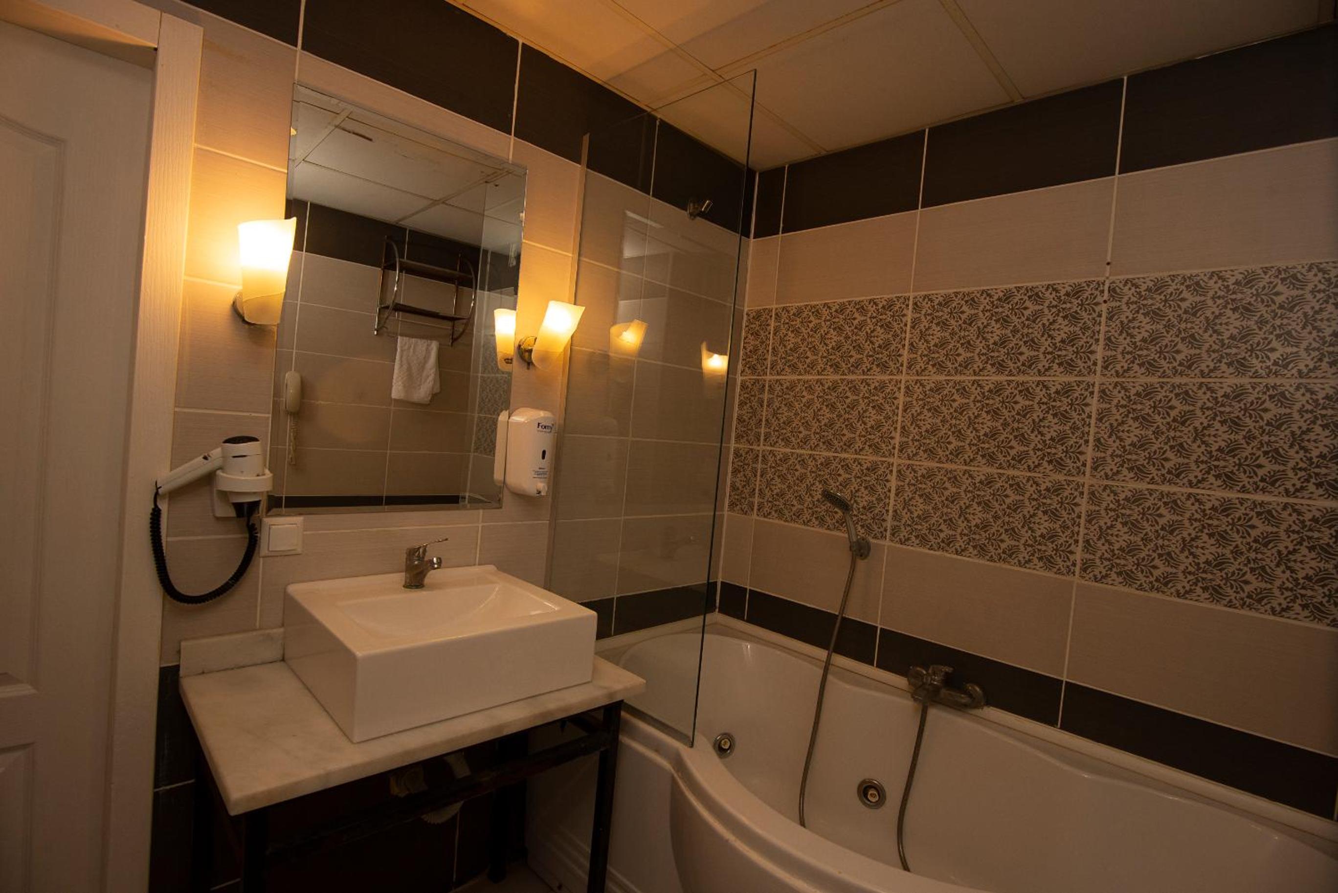 Quadruple Room with Bath photo 3