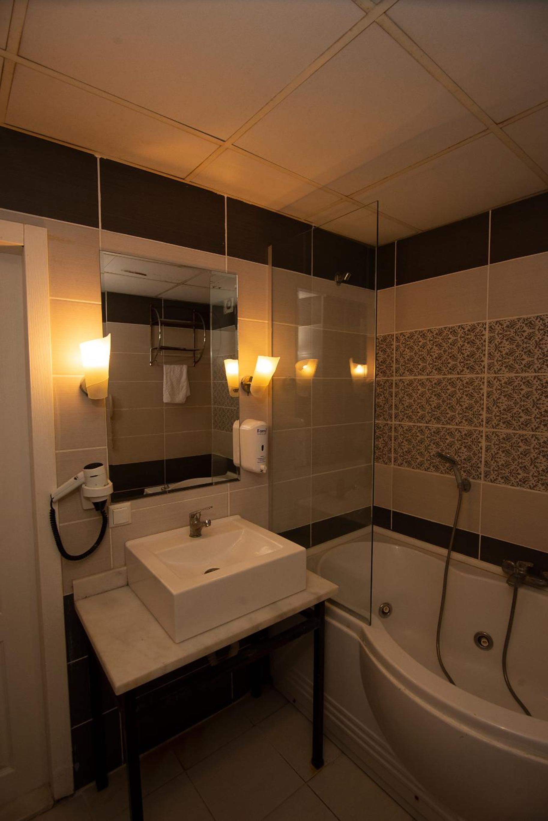 Quadruple Room with Bath photo 2