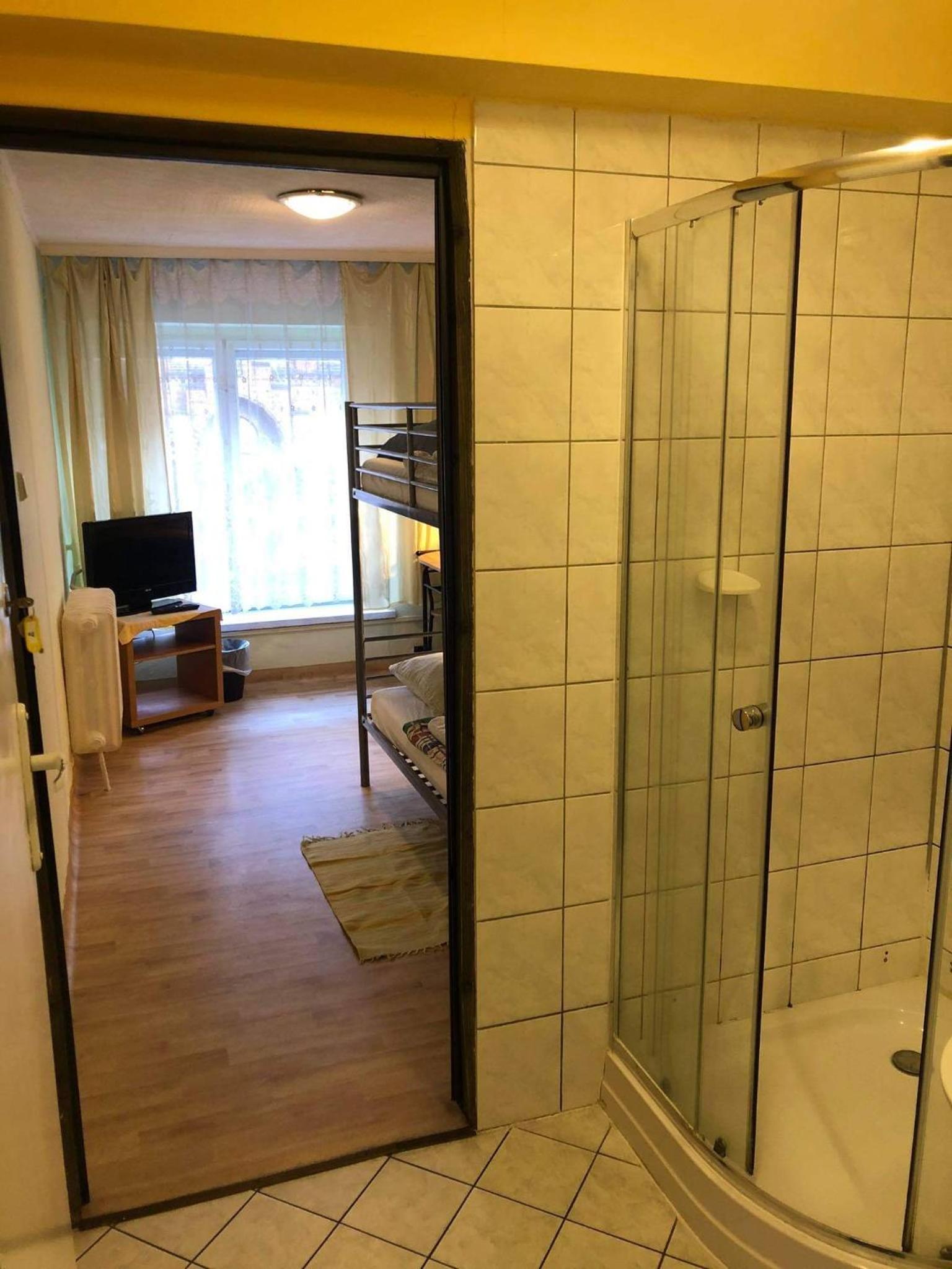 Double Room with Shower - Photo 3