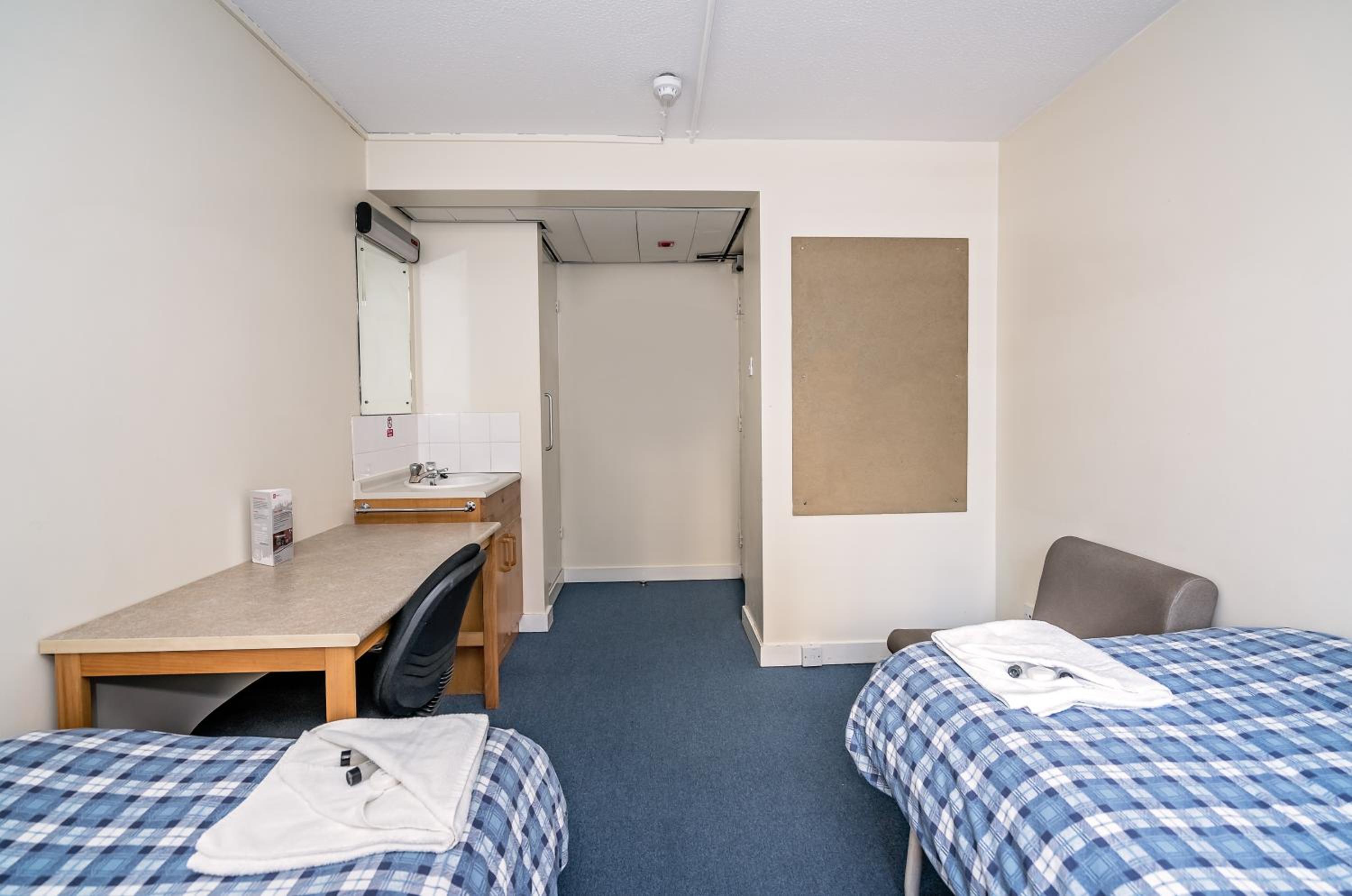 Basic Twin Room with Private Bathroom photo 1