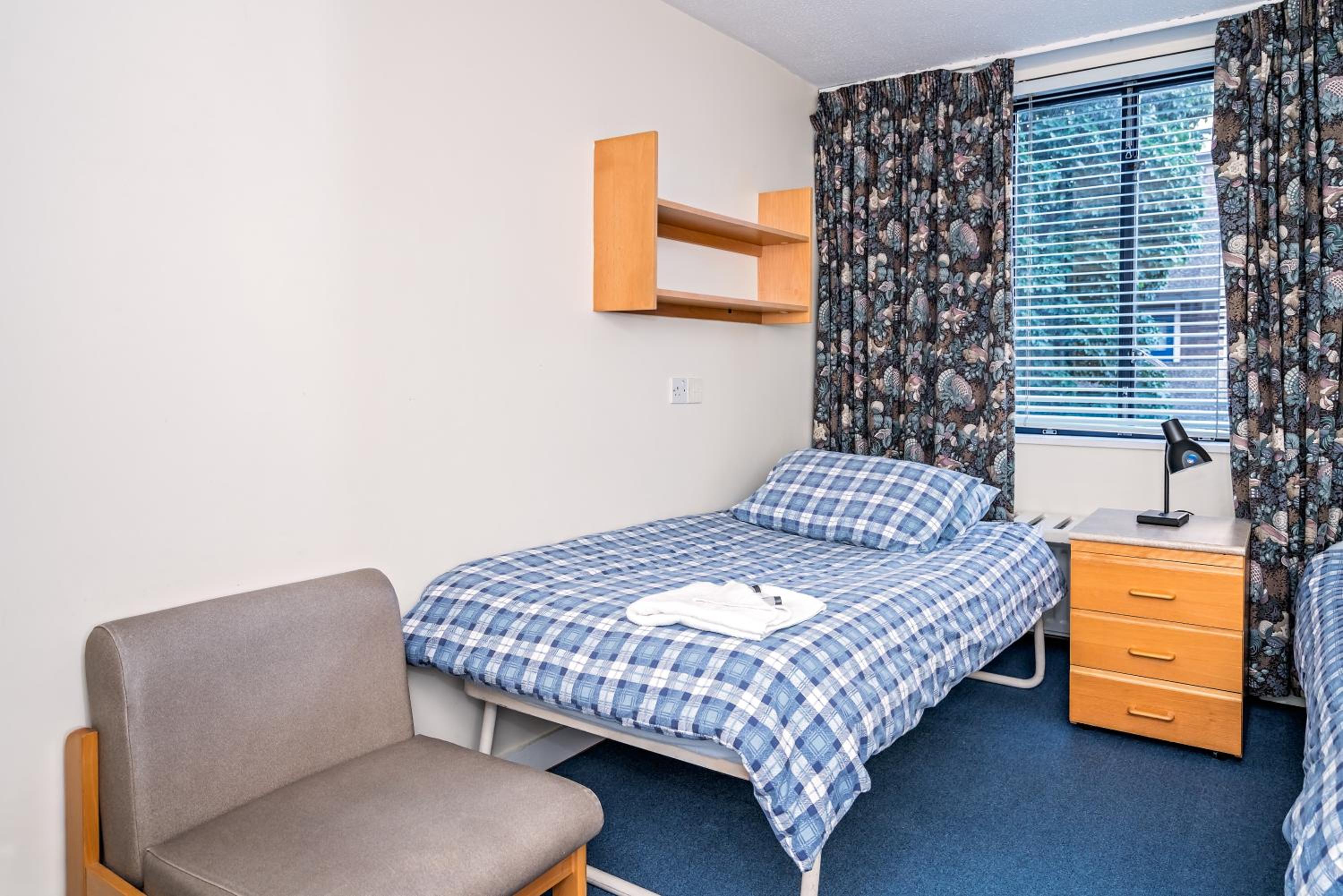 Basic Twin Room with Private Bathroom photo 2