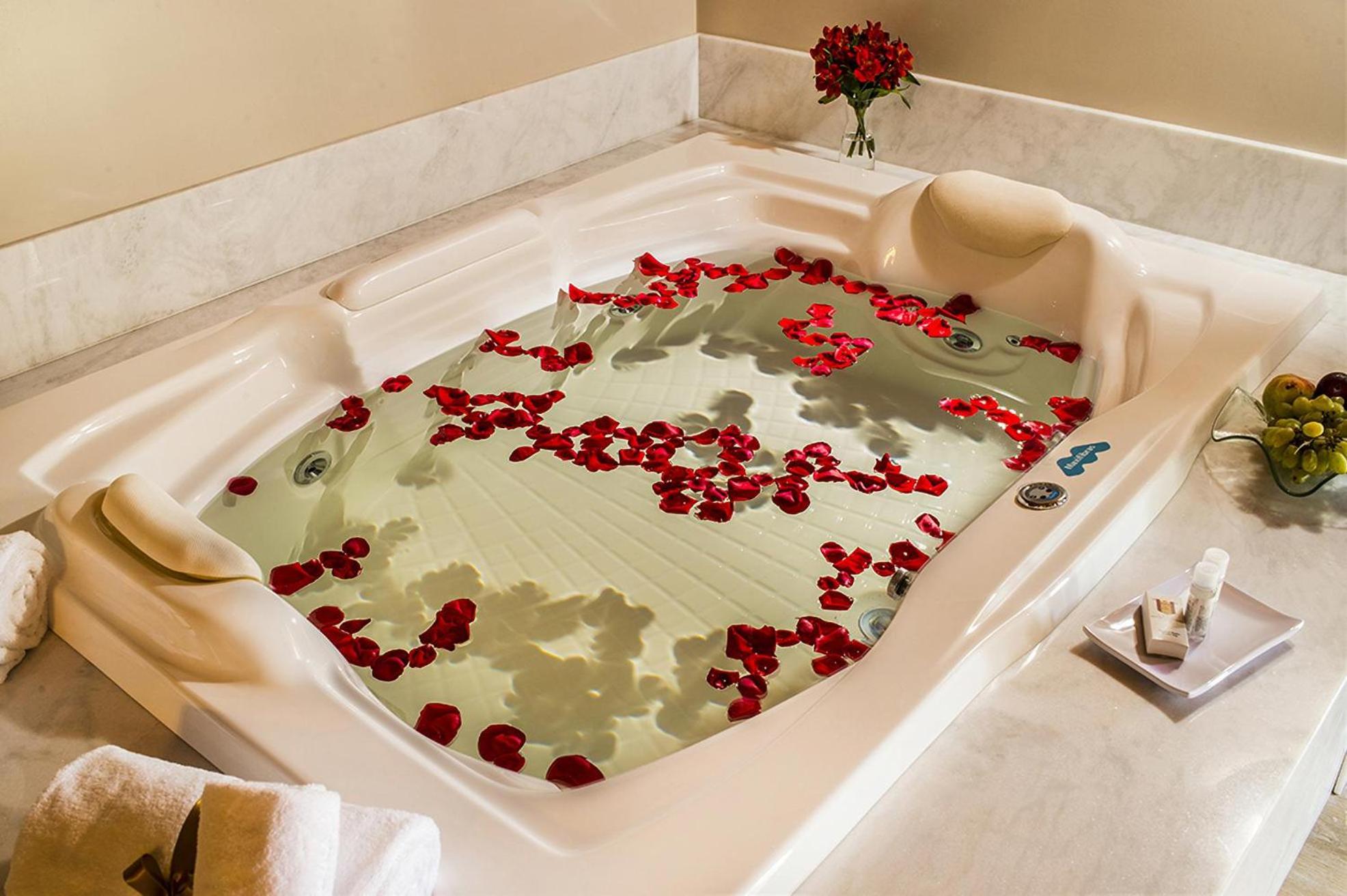 Luxury Suite with Balcony thumbnail 6