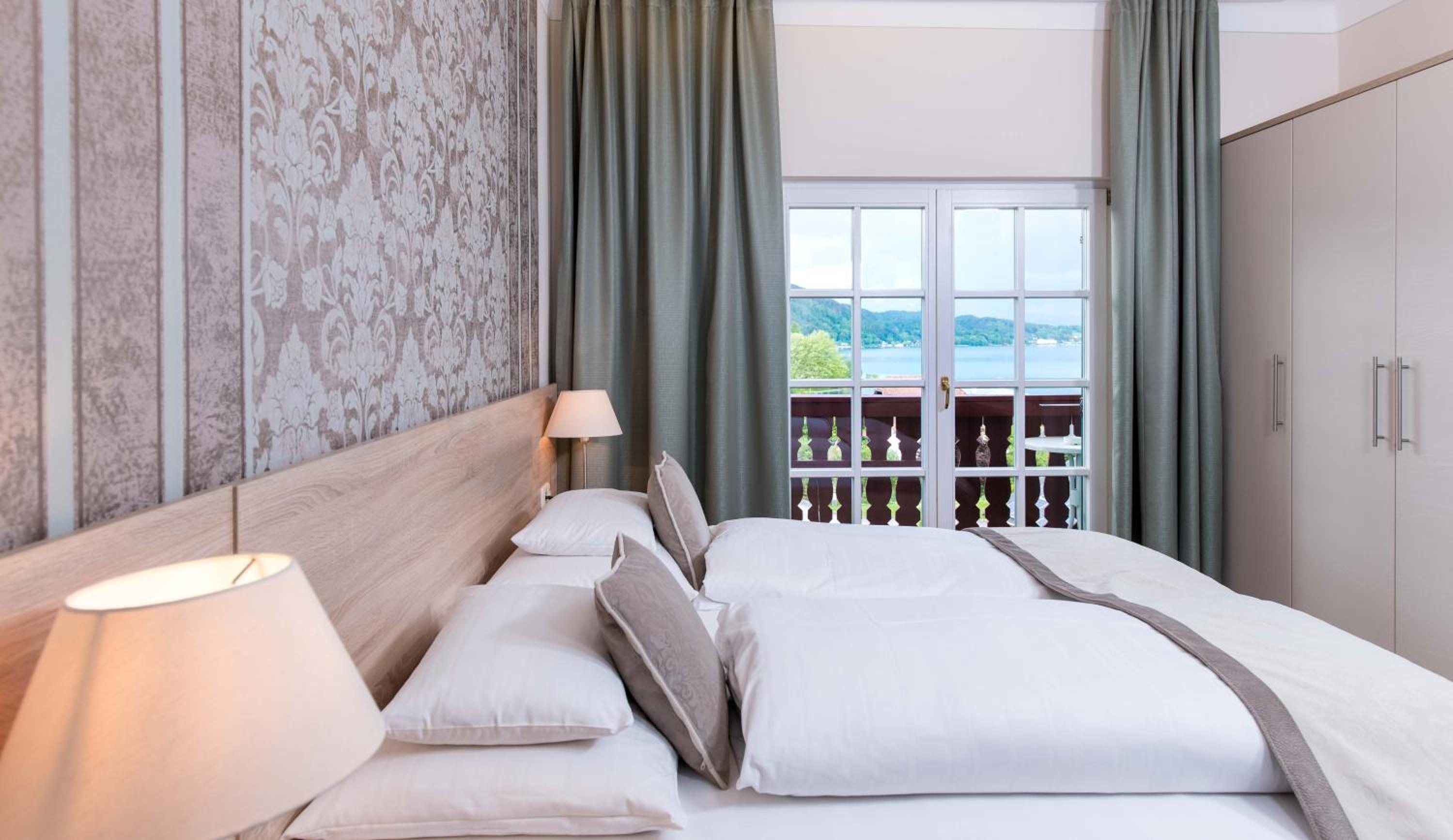 Small Double Room with Balcony and Lake View photo 3