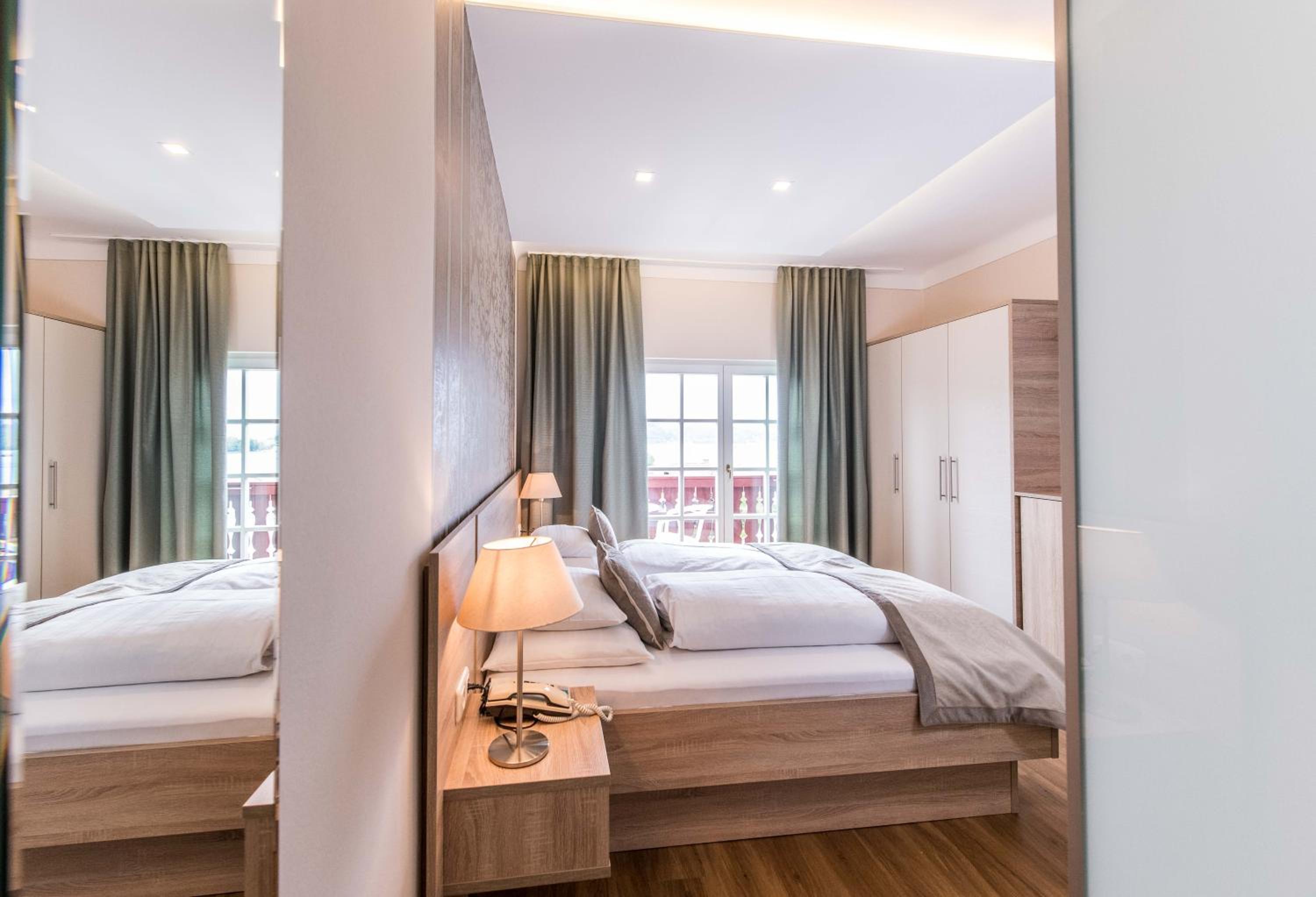 Small Double Room with Balcony and Lake View photo 2