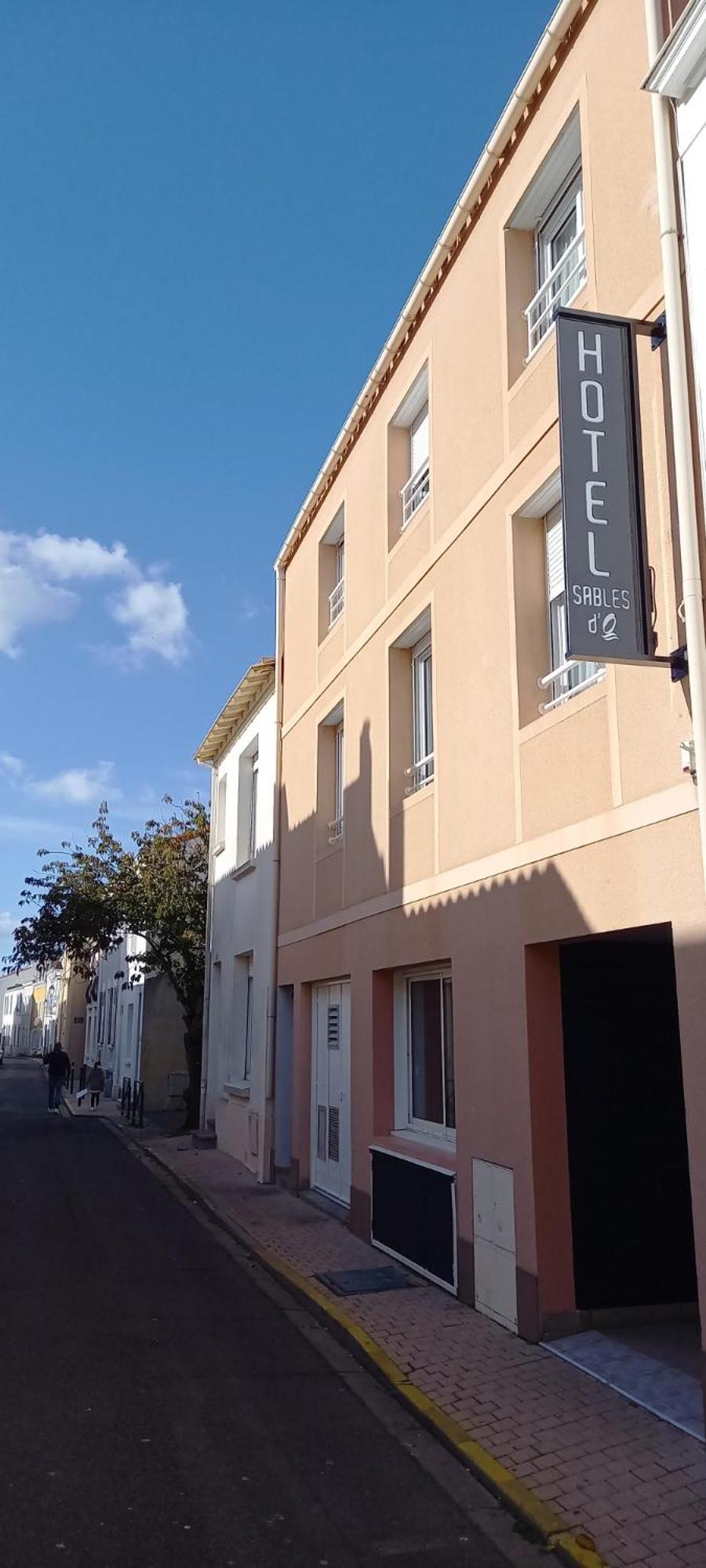 Double Room with Street or Patio View - Photo 7