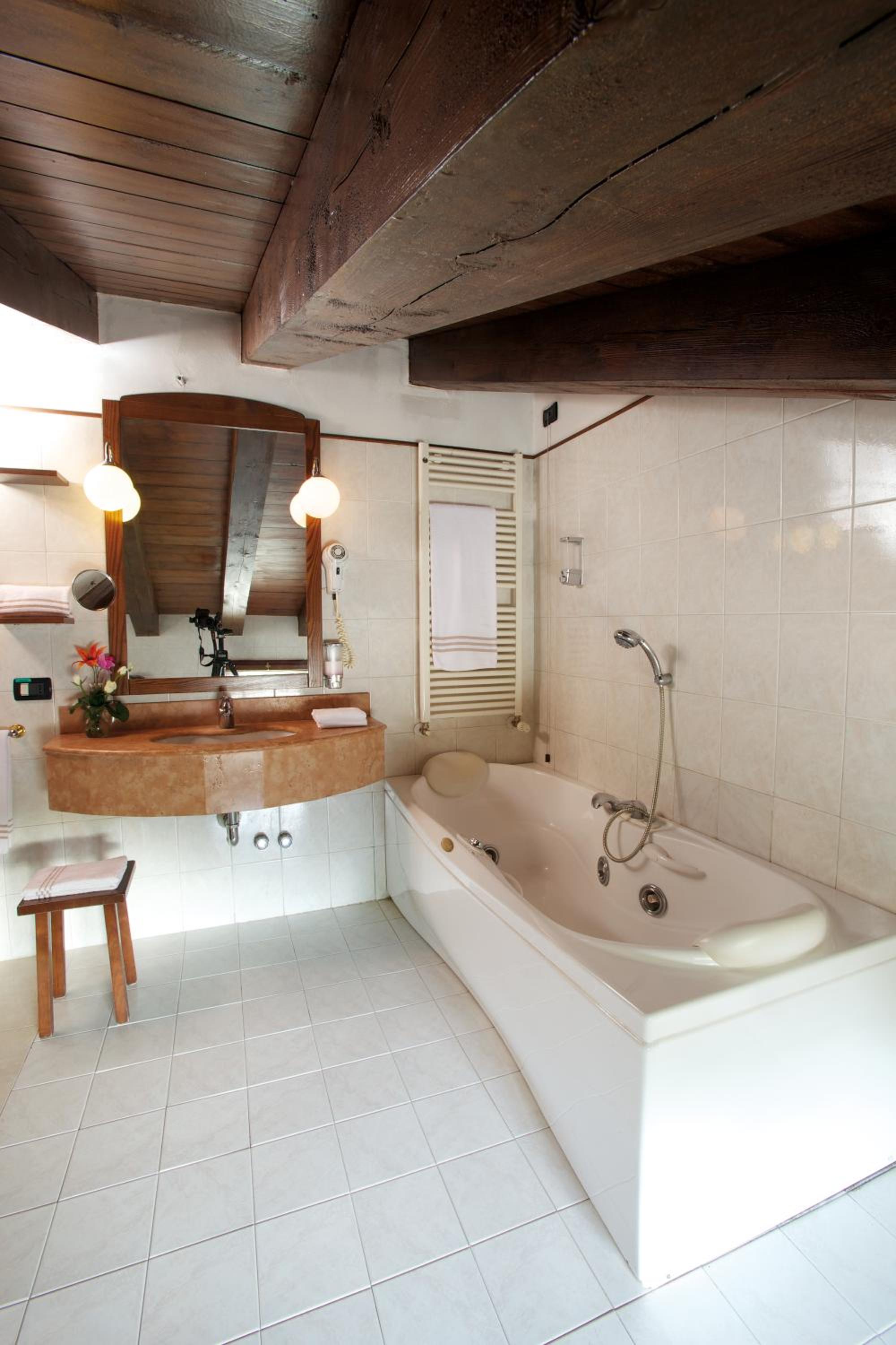 Queen Room with Spa Bath - Photo 4