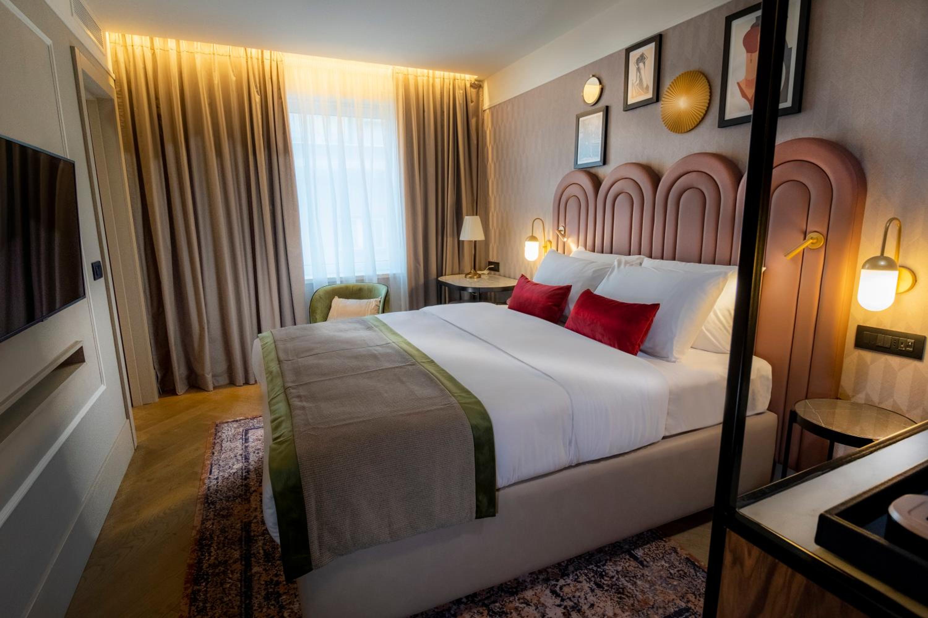 Standard Queen Room - Photo 8