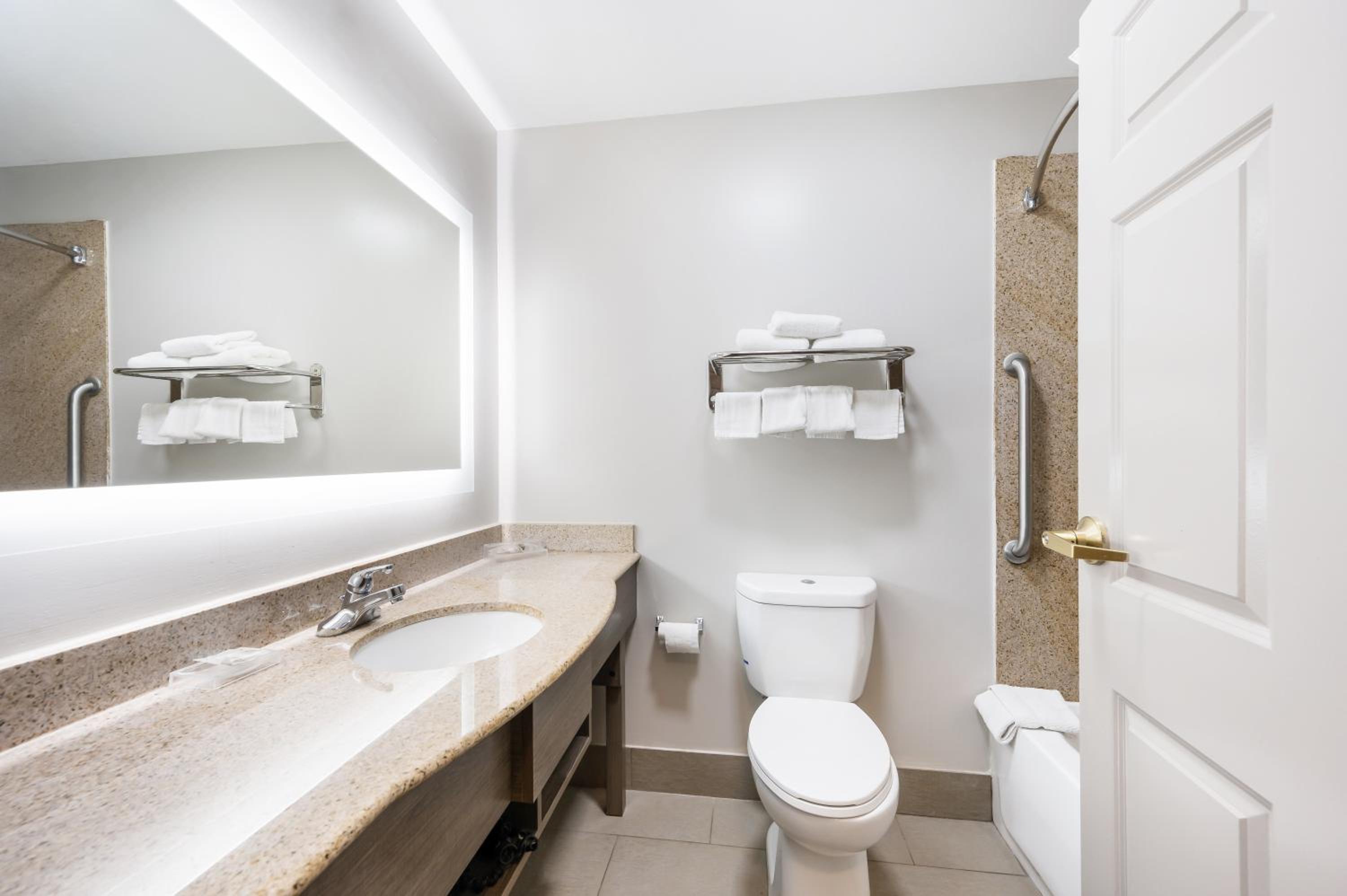 Deluxe Room with Two Queen Beds Smoke Free - Photo 4