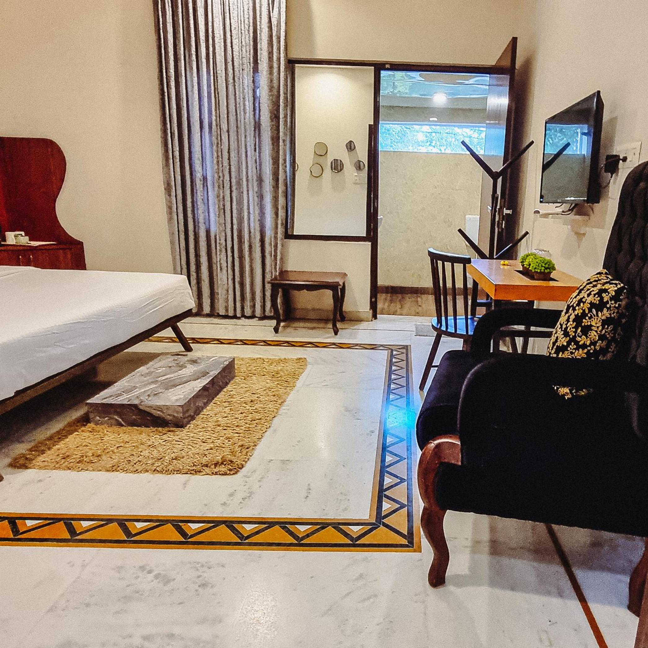 Deluxe Queen Suite - Photo 15
