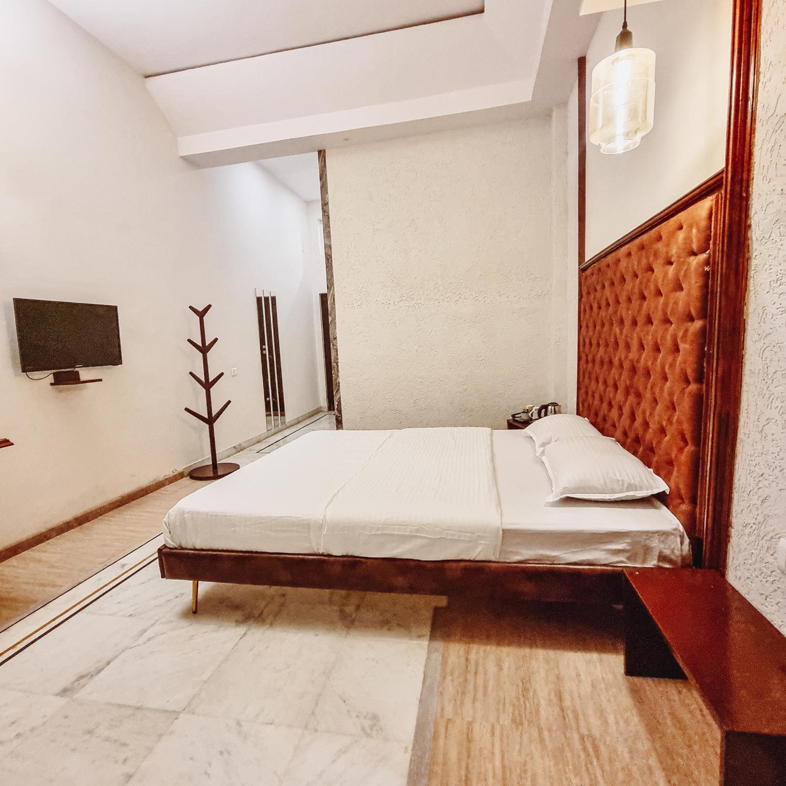 Executive Suite - Photo 22