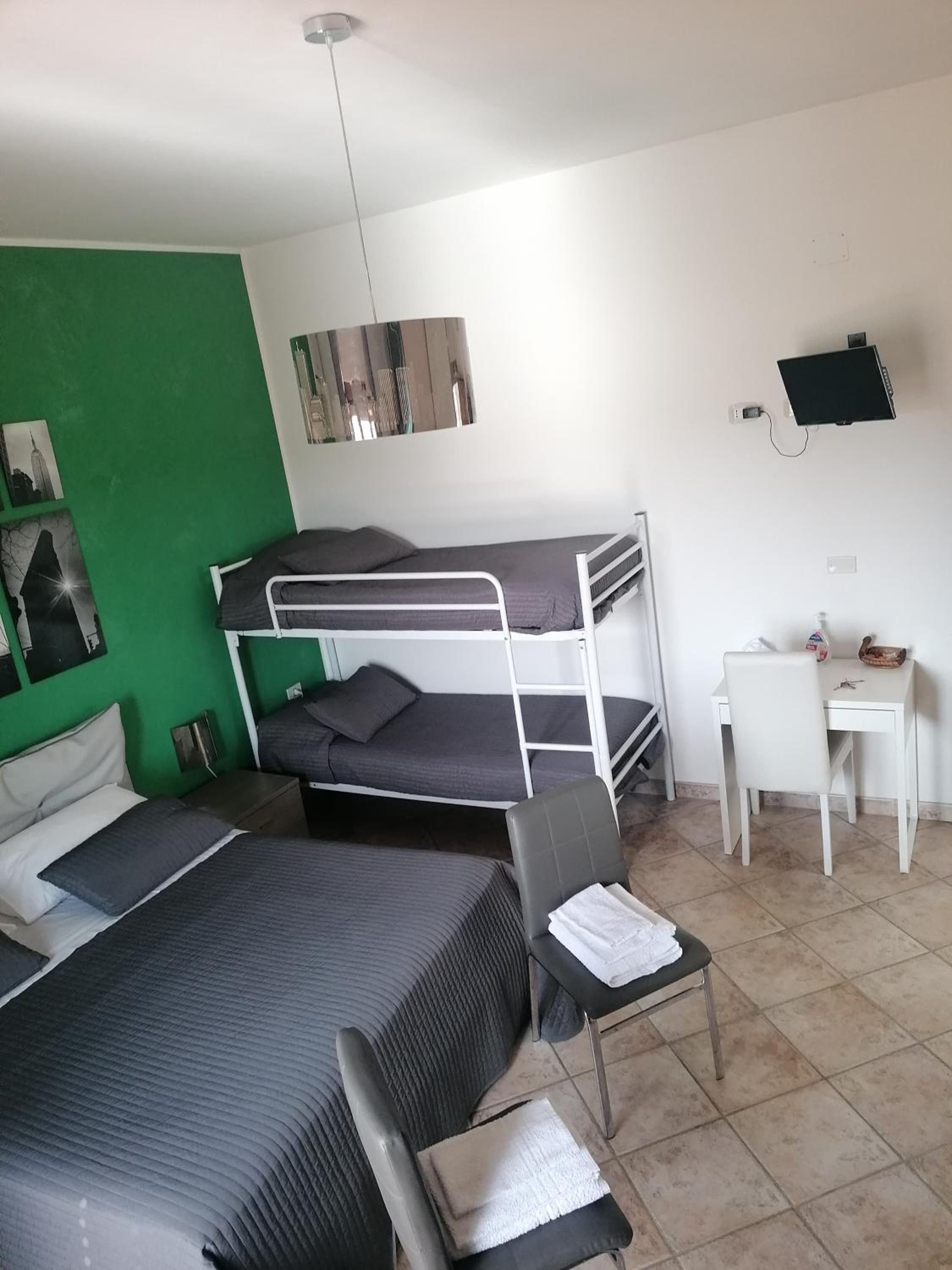 Double Room with Balcony - Photo 6