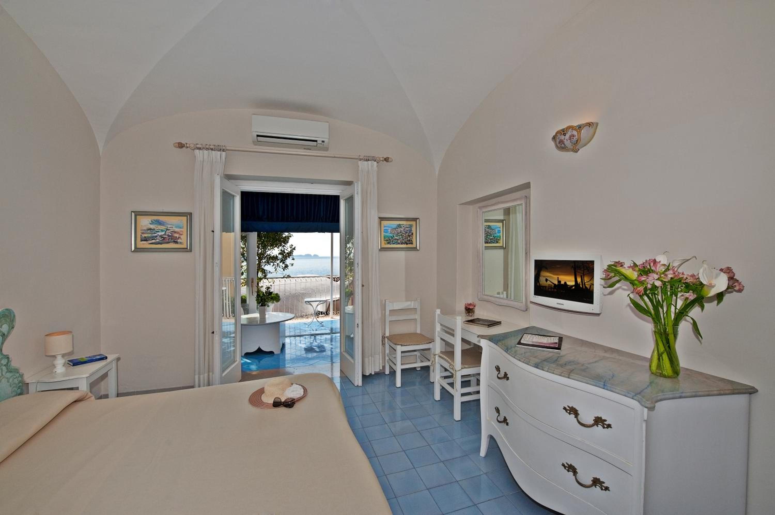 Double or Twin Room with Partial Sea View - Photo 4